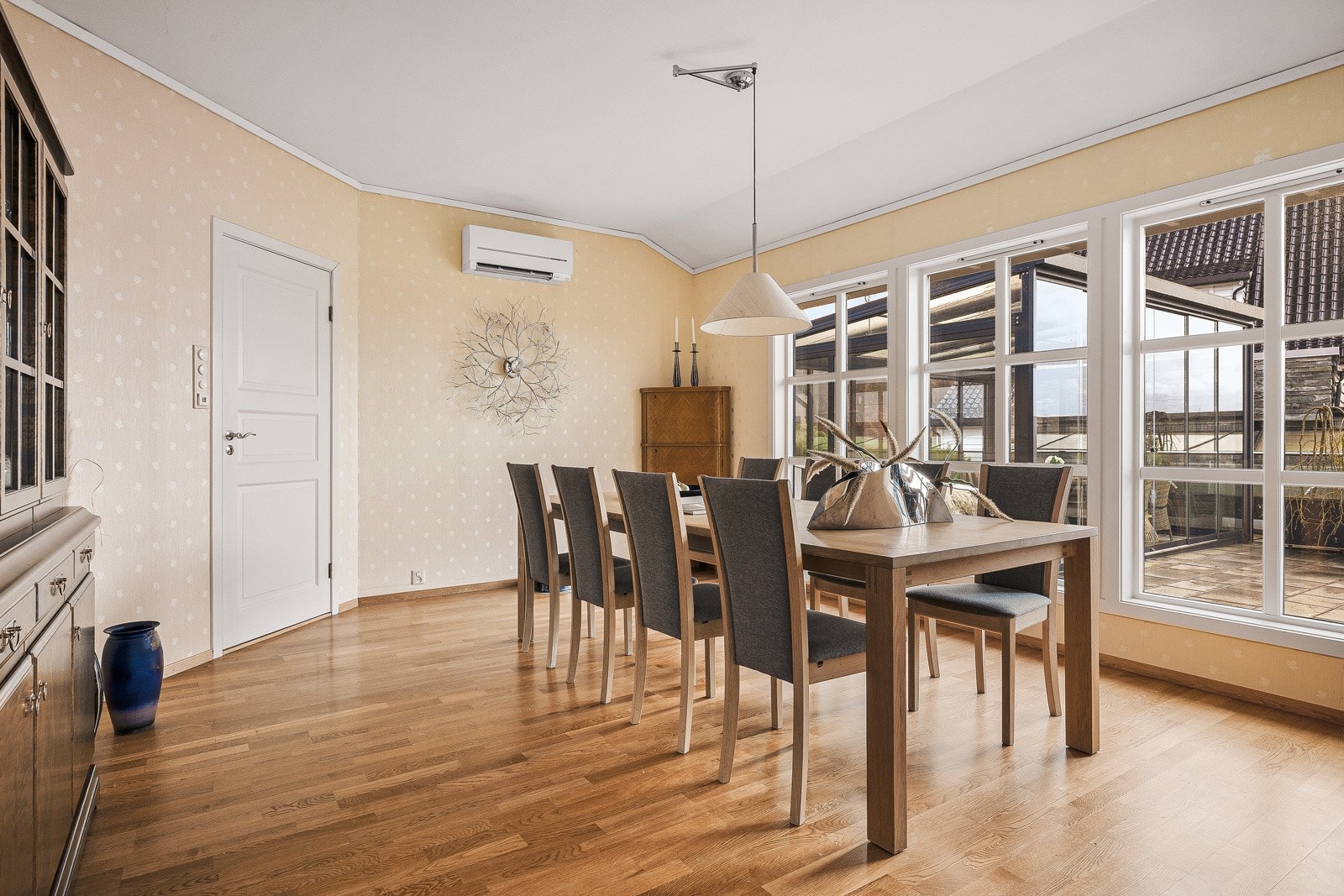 Spisestuen er på over 20 kvm. Galleribilde