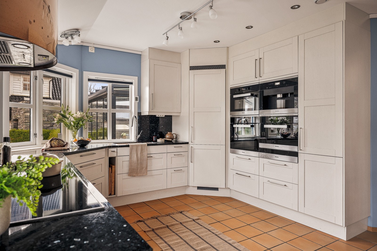 Kjøkkenet er romslig og fremstår som et naturlig samlingspunkt. Det har fliser på gulv samt slette malte vegger. Galleribilde