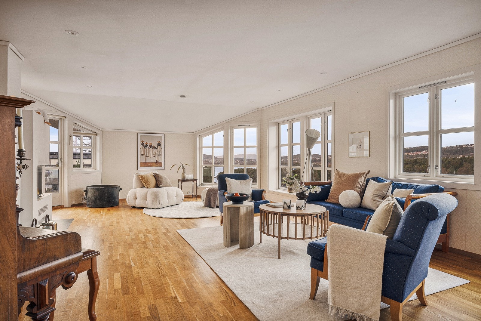 1. etasje fremstår lys og romslig. Etasjen inneholder et romslig kjøkken med tilknytning til spisestue, stor stue, kontor, soverom med tilhørende garderobe, bad samt separat toalettrom. Oppholdsrommene er generøse og gir gode møbleringsmuligheter. Galleribilde