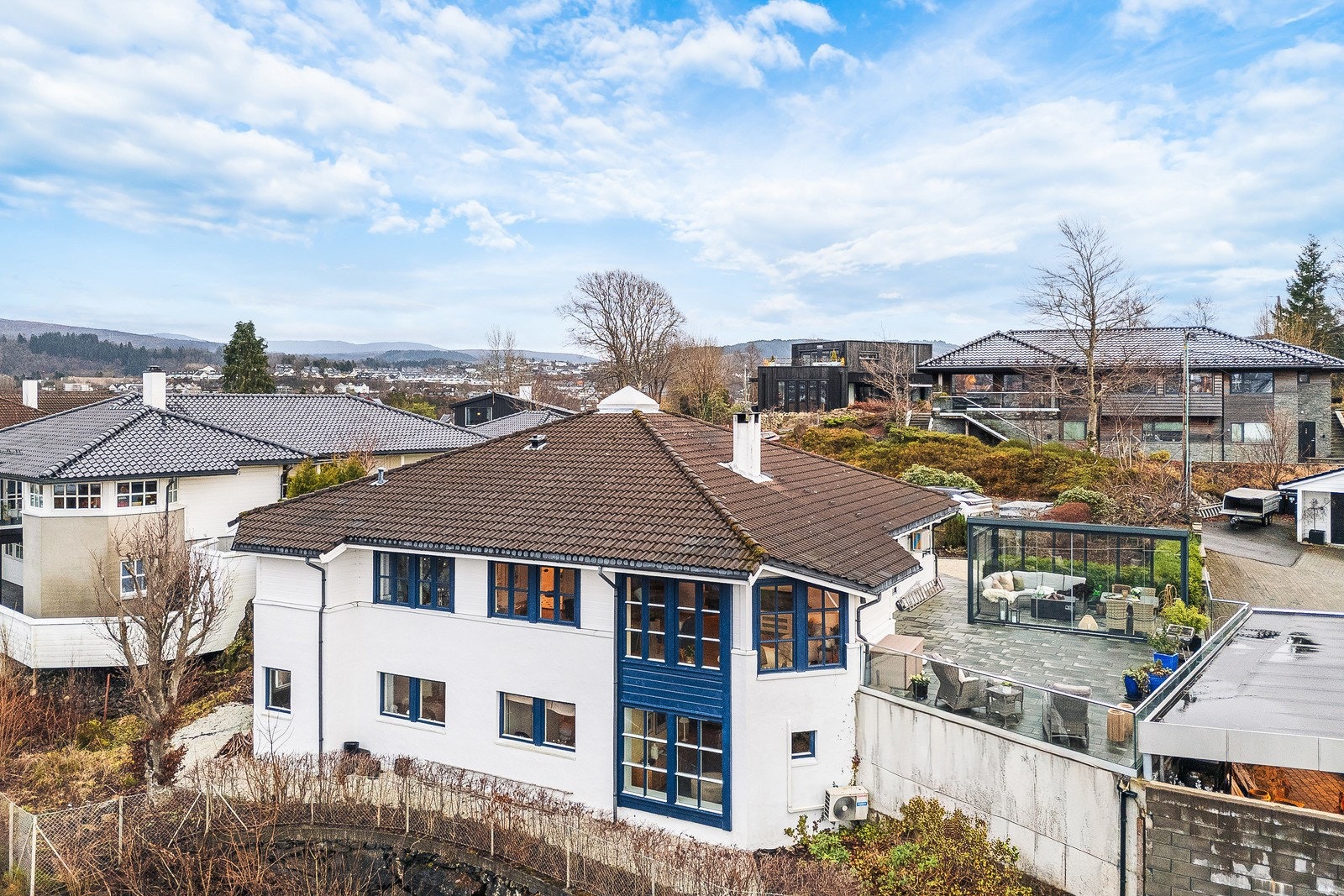 Eiendommen har nærhet til flotte tur- og friluftsområder som Troldhaugen, Gamlehaugen, Skjoldabukta og Slåtthaug, samt gode gang- og fiskemuligheter langs Nordåsvannet og Nesttunvannene. Galleribilde