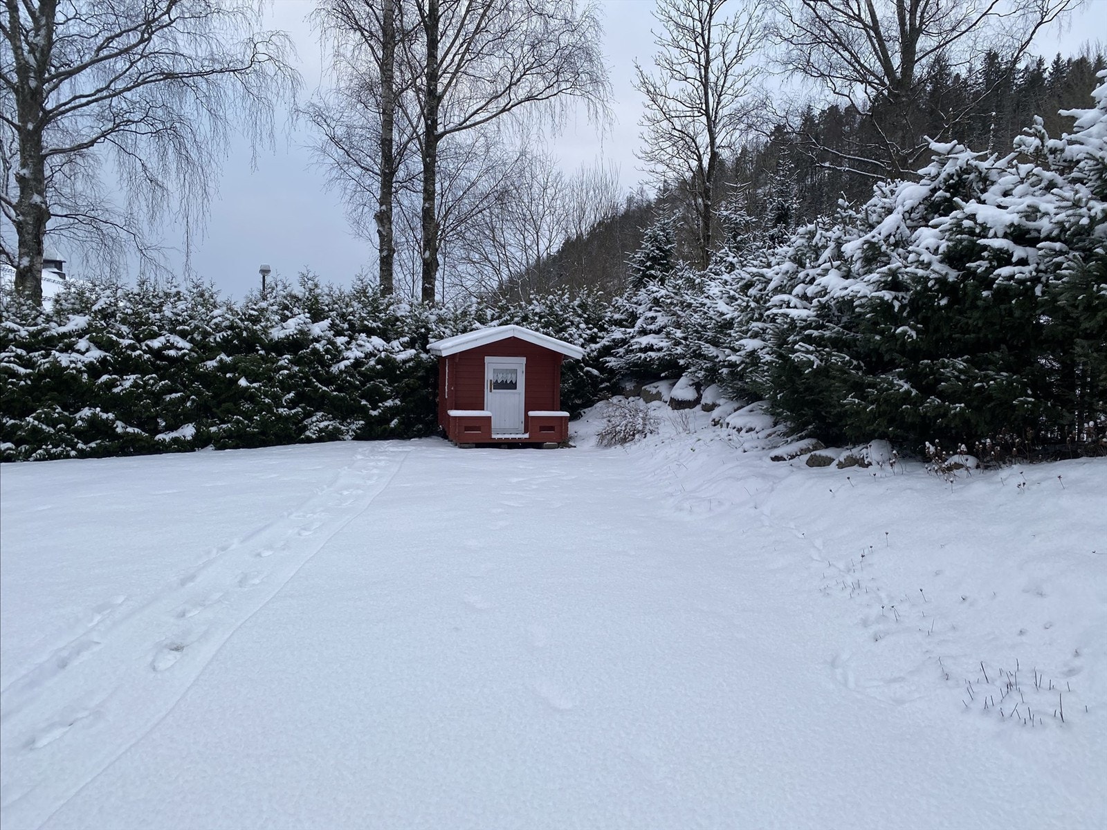 Eiendommen har også en lekestue i hagen Galleribilde