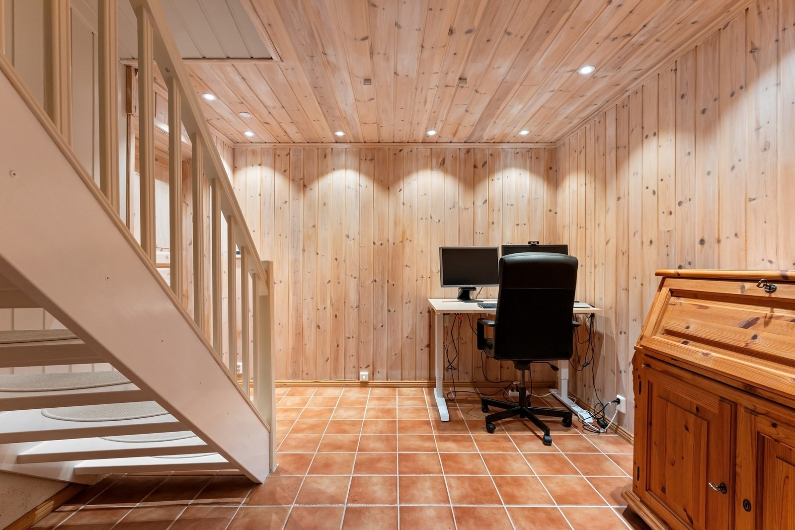 I underetasjen har du et praktisk kontor Galleribilde