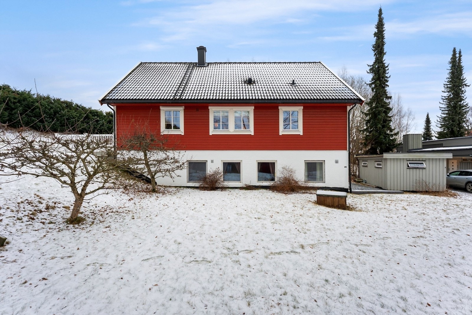 Utvendig finner du to hyggelige uteplasser og en pent opparbeidet hage Galleribilde