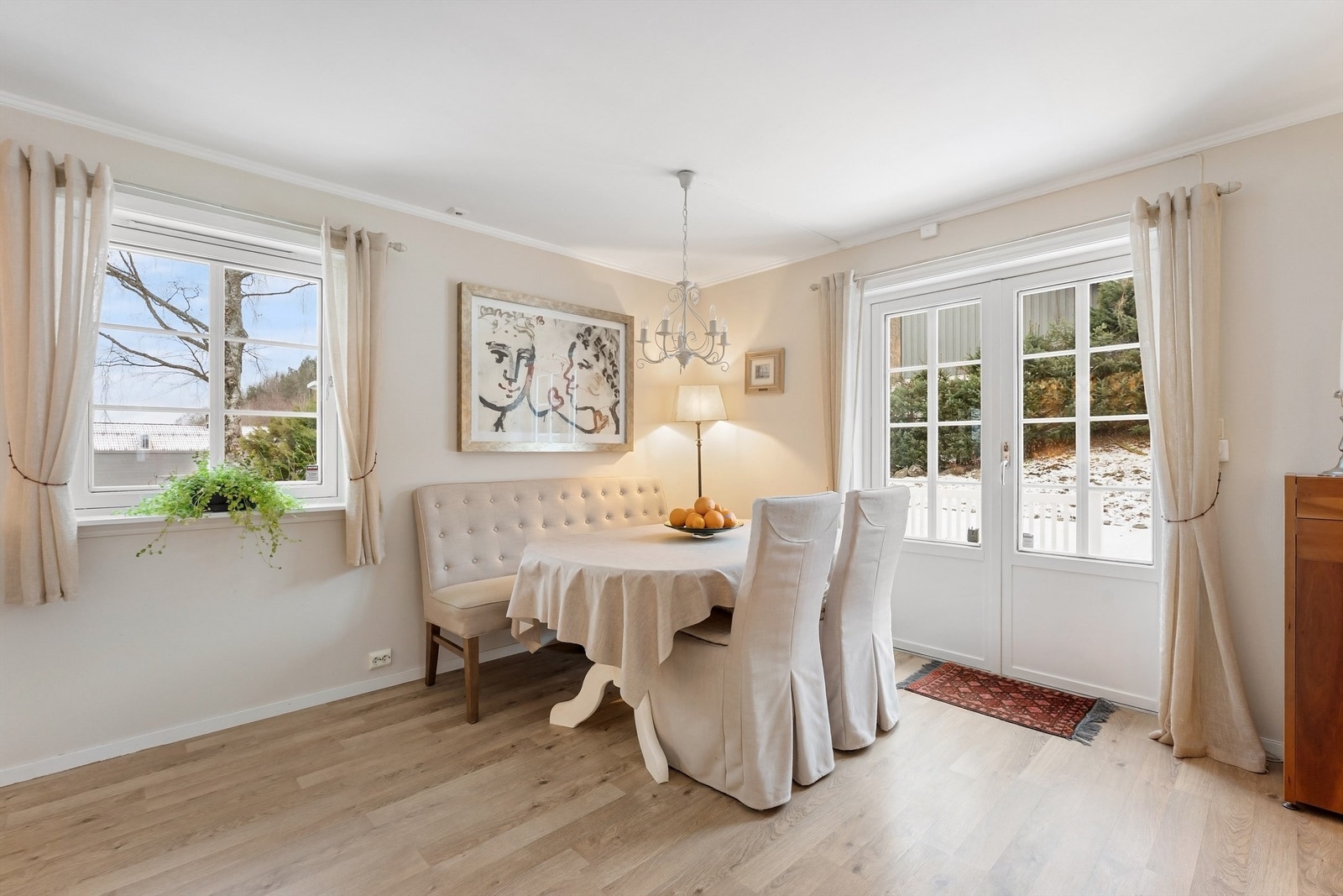 Spiseplassen er praktisk plassert ved kjøkkenet og utgang til terrassen Galleribilde