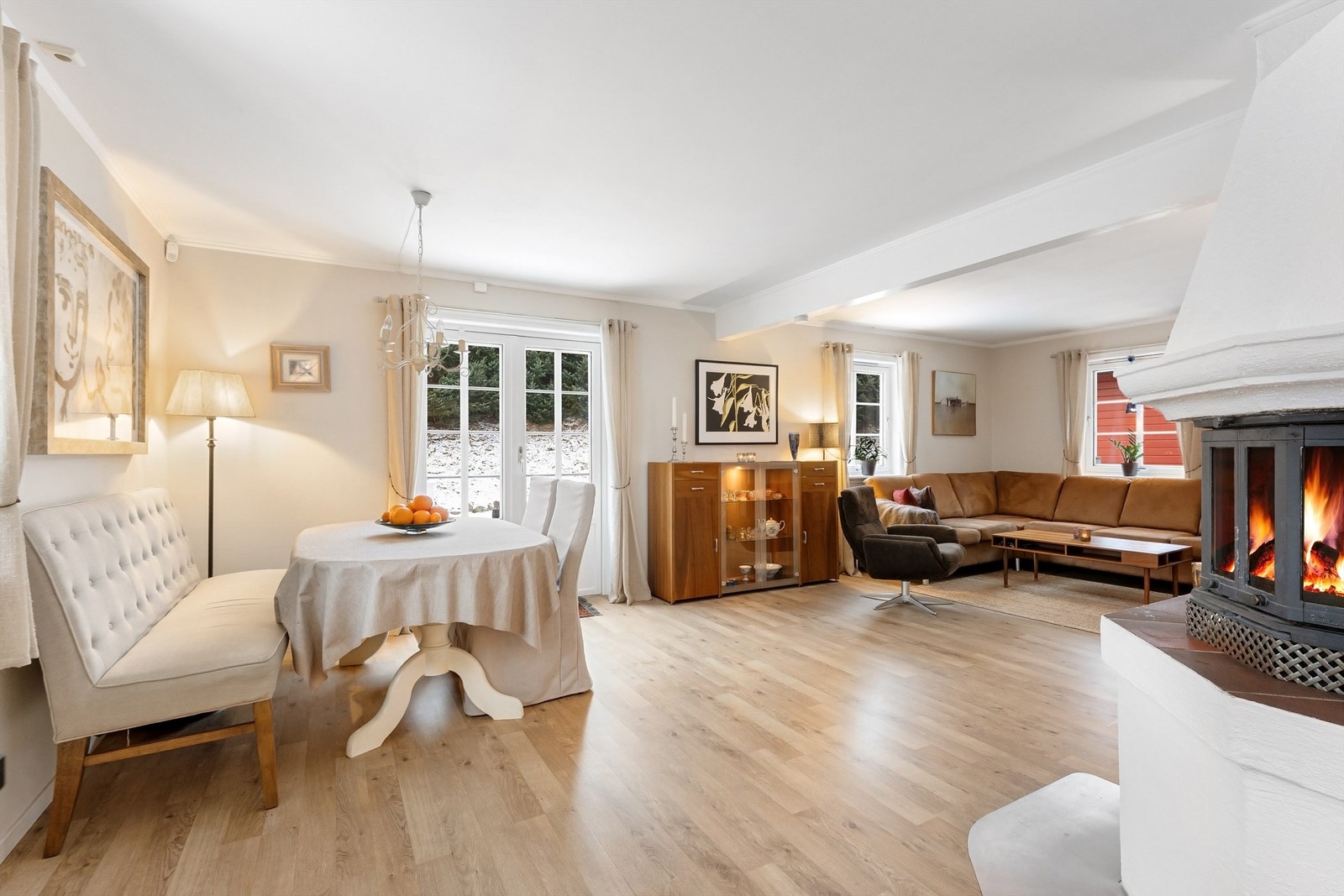 Her er det plass for sofagruppe, TV-seksjon, spisegruppe og annet passende møblement Galleribilde