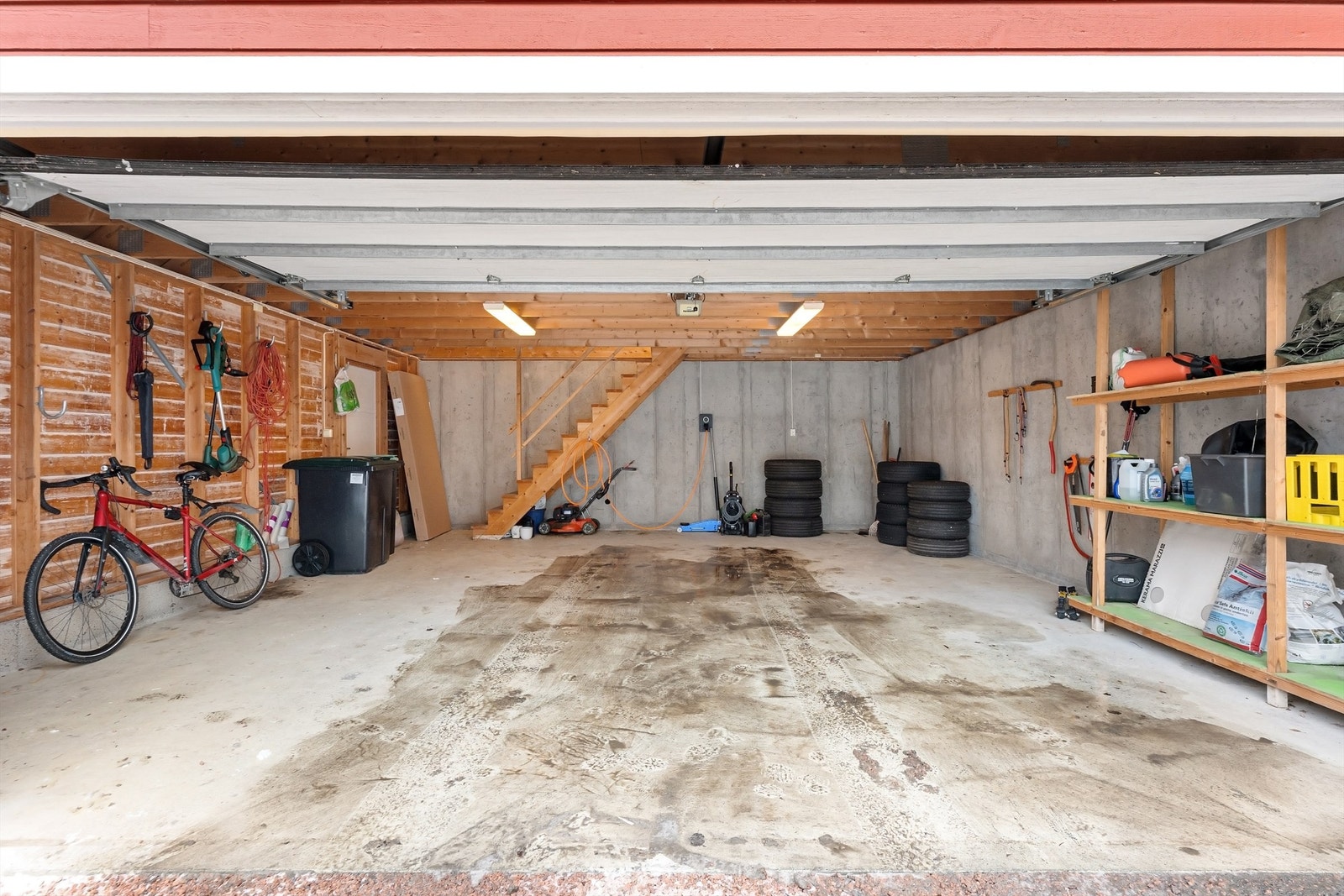 Stor dobbelgarasje med hems Galleribilde