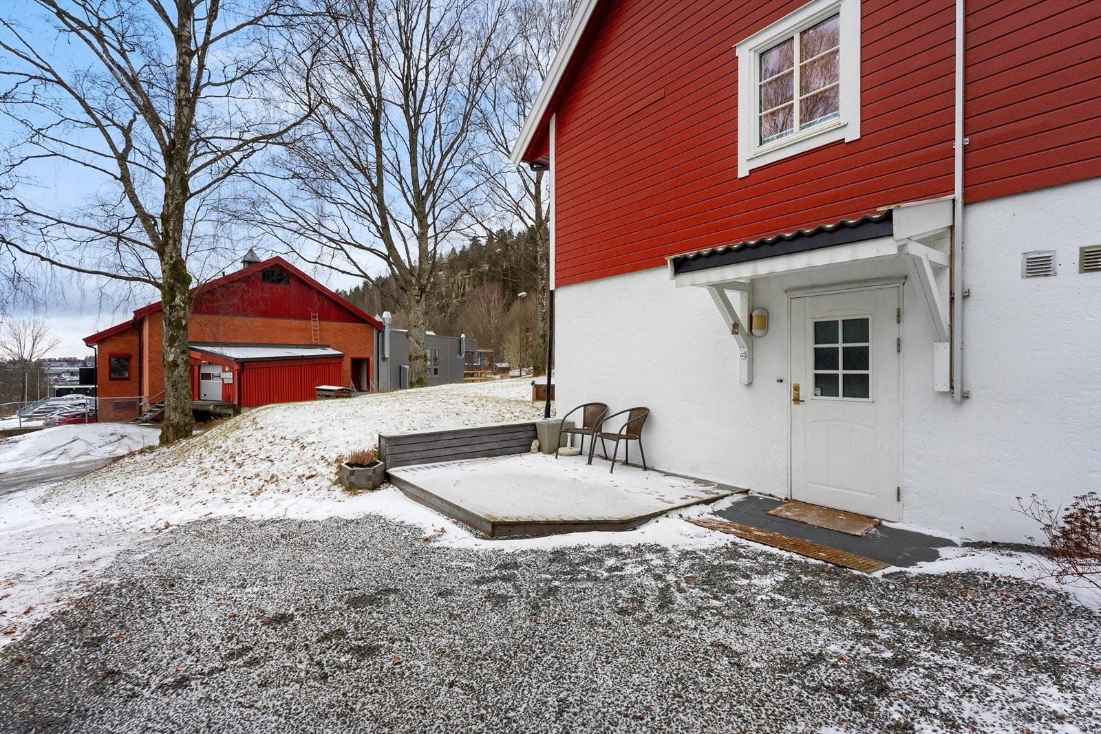 Ved inngangsdøren til hybelen er det også en koselig uteplass Galleribilde