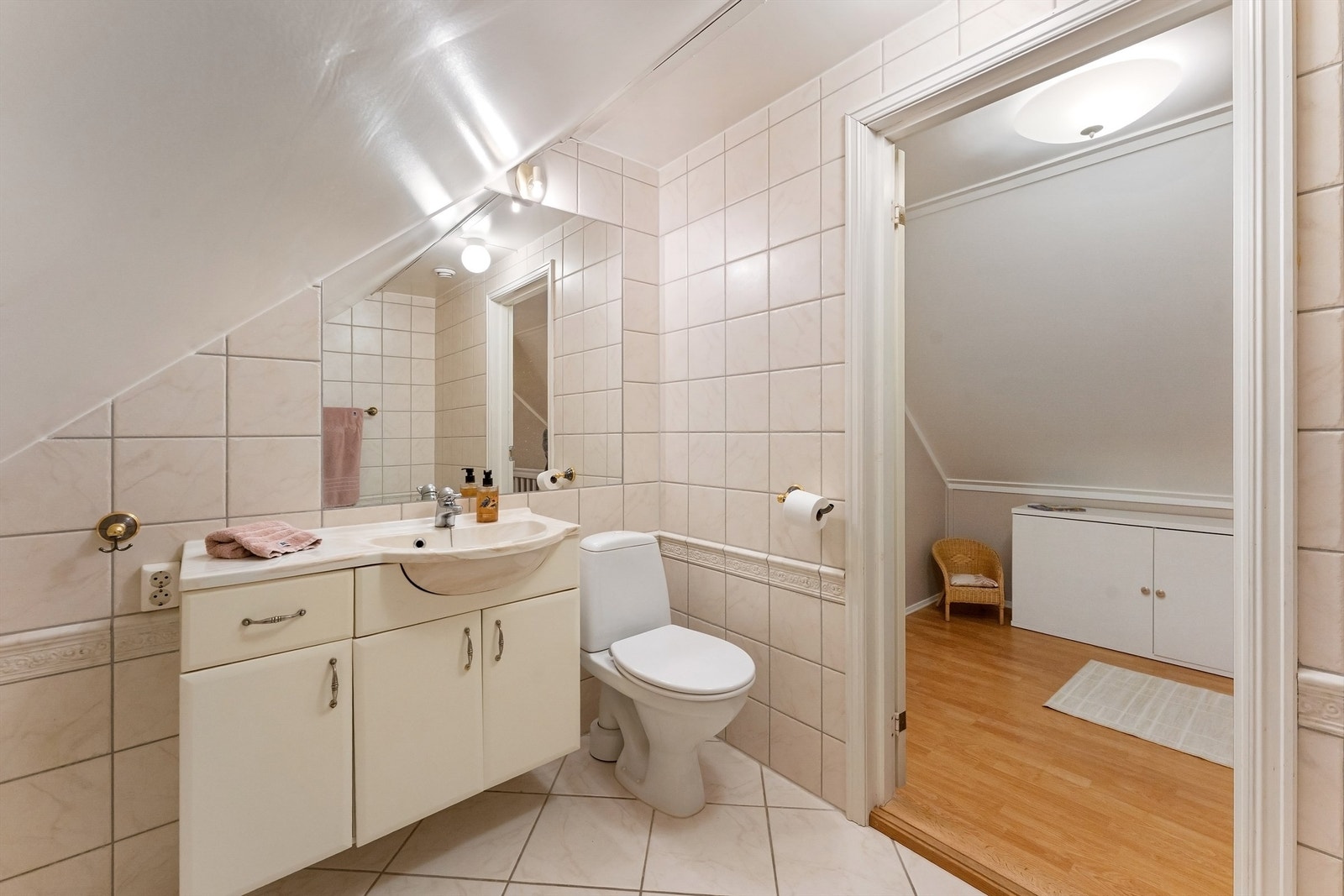 Flott baderom med fliser på gulv med gulvvarme, fliser på vegger og malt himling Galleribilde