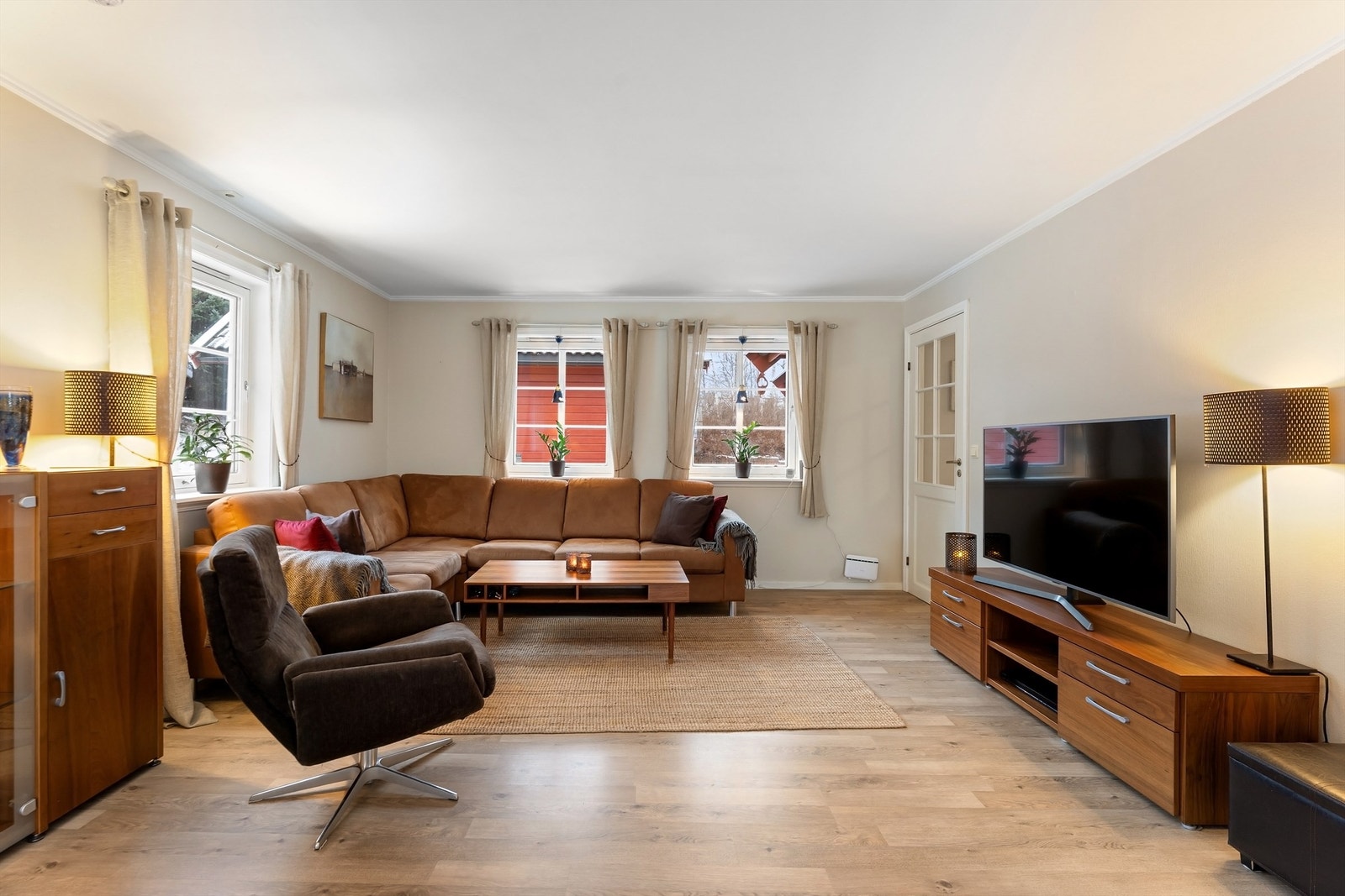 Lys og hyggelig stue med store vindusflater og gode møbleringsmuligheter Galleribilde