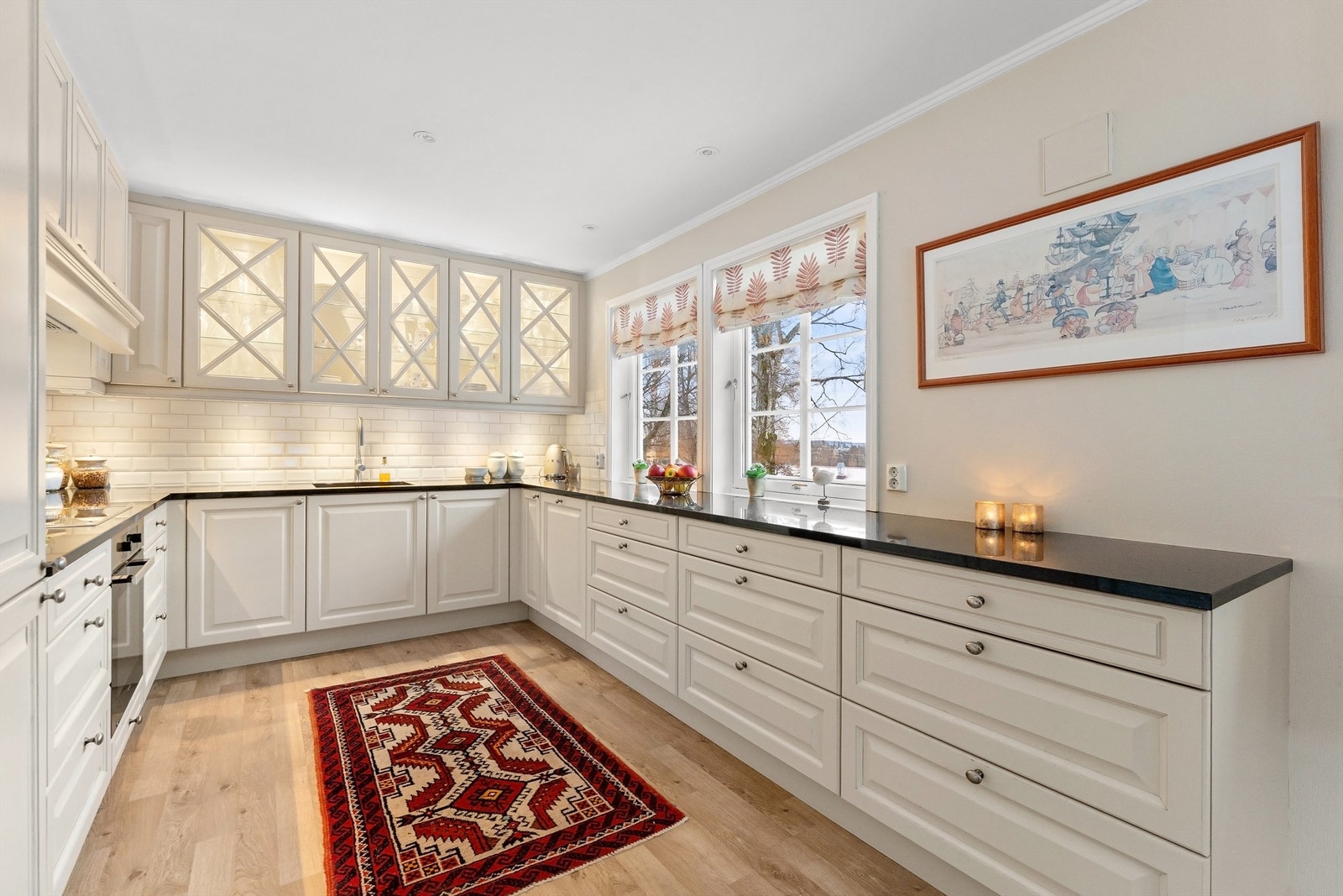 Kjøkkenet er fra 2012 og har integrerte hvitevarer Galleribilde