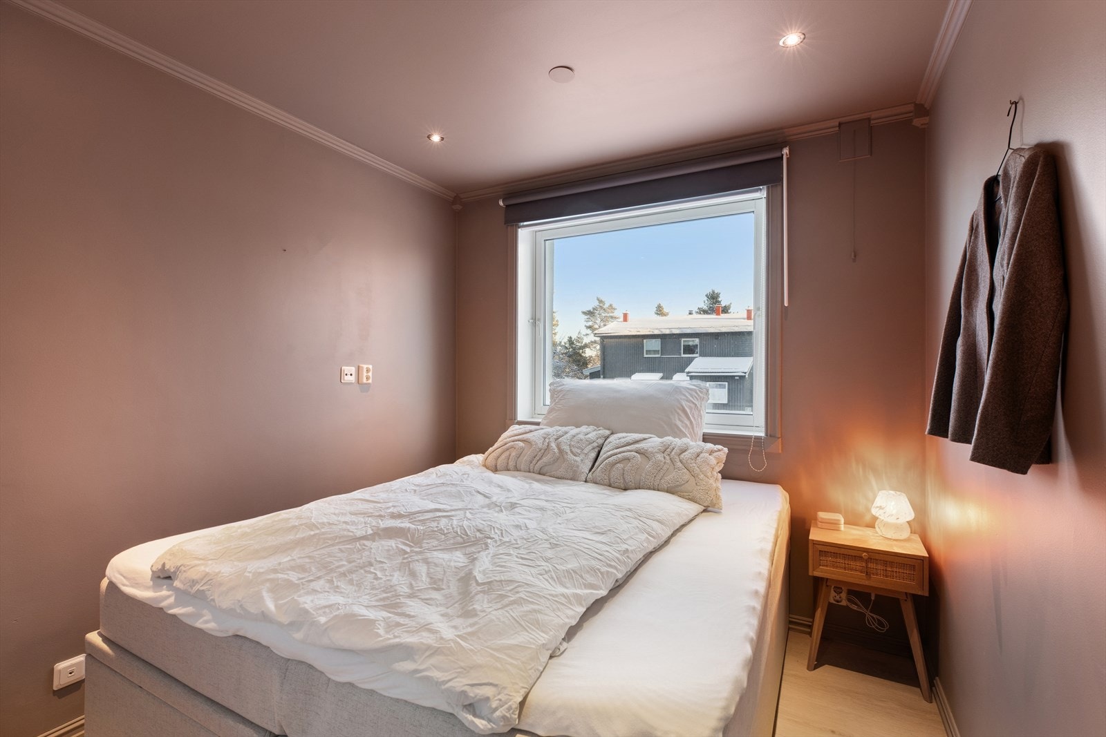 Soverommet er av god størrelse og har plass til dobbeltseng med tilhørende nattbord. Galleribilde