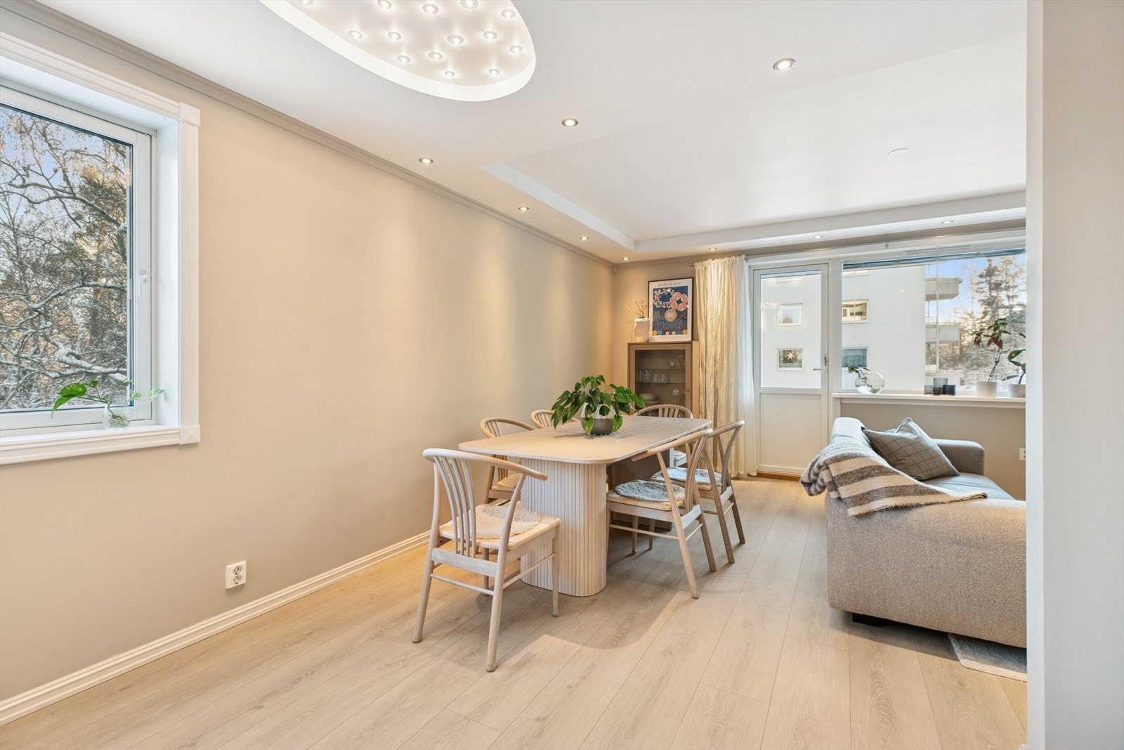 Leiligheten har en åpen og funksjonell stue- og kjøkkenløsning som gir gode soner for både matlaging og opphold. Galleribilde