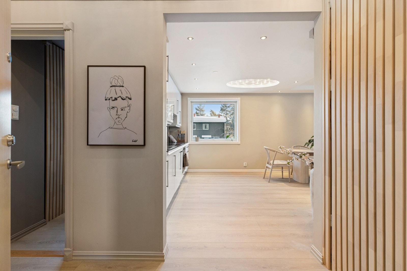 Innbydende og lys entrè med plassbygde garderobeskap med spilefronter. Galleribilde