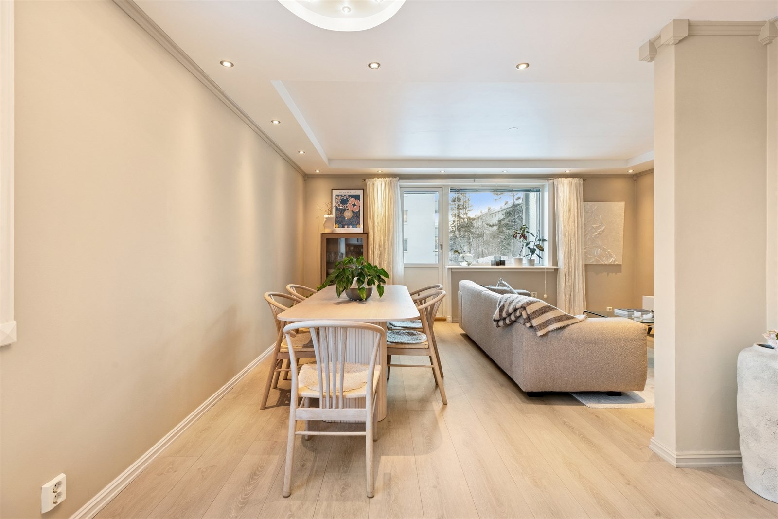 Godt med plass til stort spisebord. Galleribilde