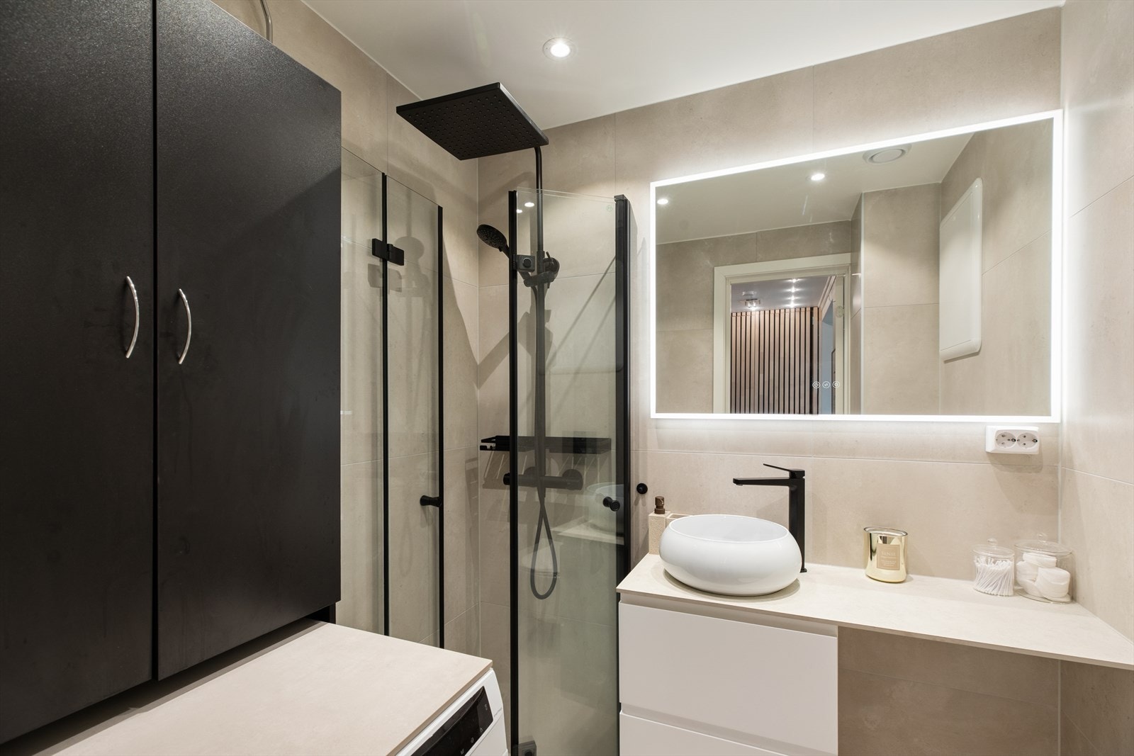 Det er opplegg for vaskemaskin og veggmontert klosett. Galleribilde