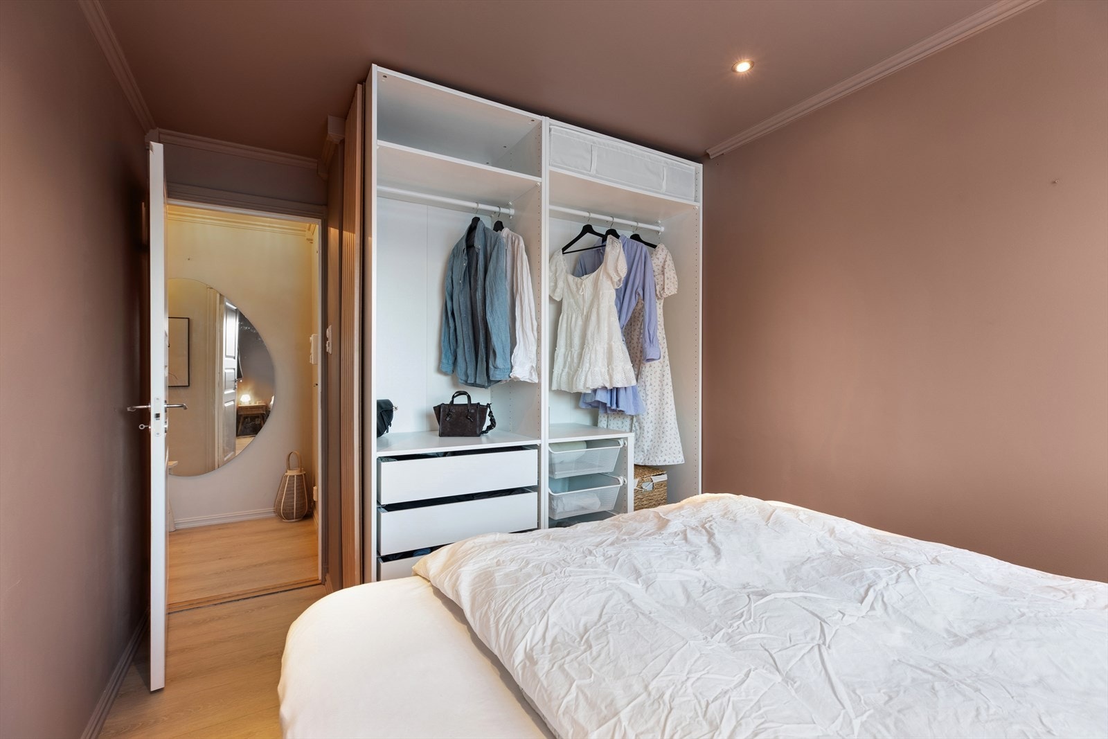 Det er god plass til garderobeløsning eller skap. Galleribilde