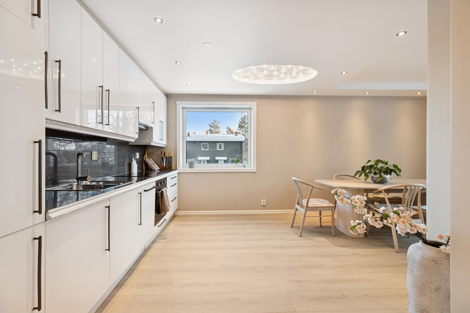 Marmorveien 7 er en lys og trivelig 2-roms andelsleilighet i 2. etasje med balkong. Galleribilde