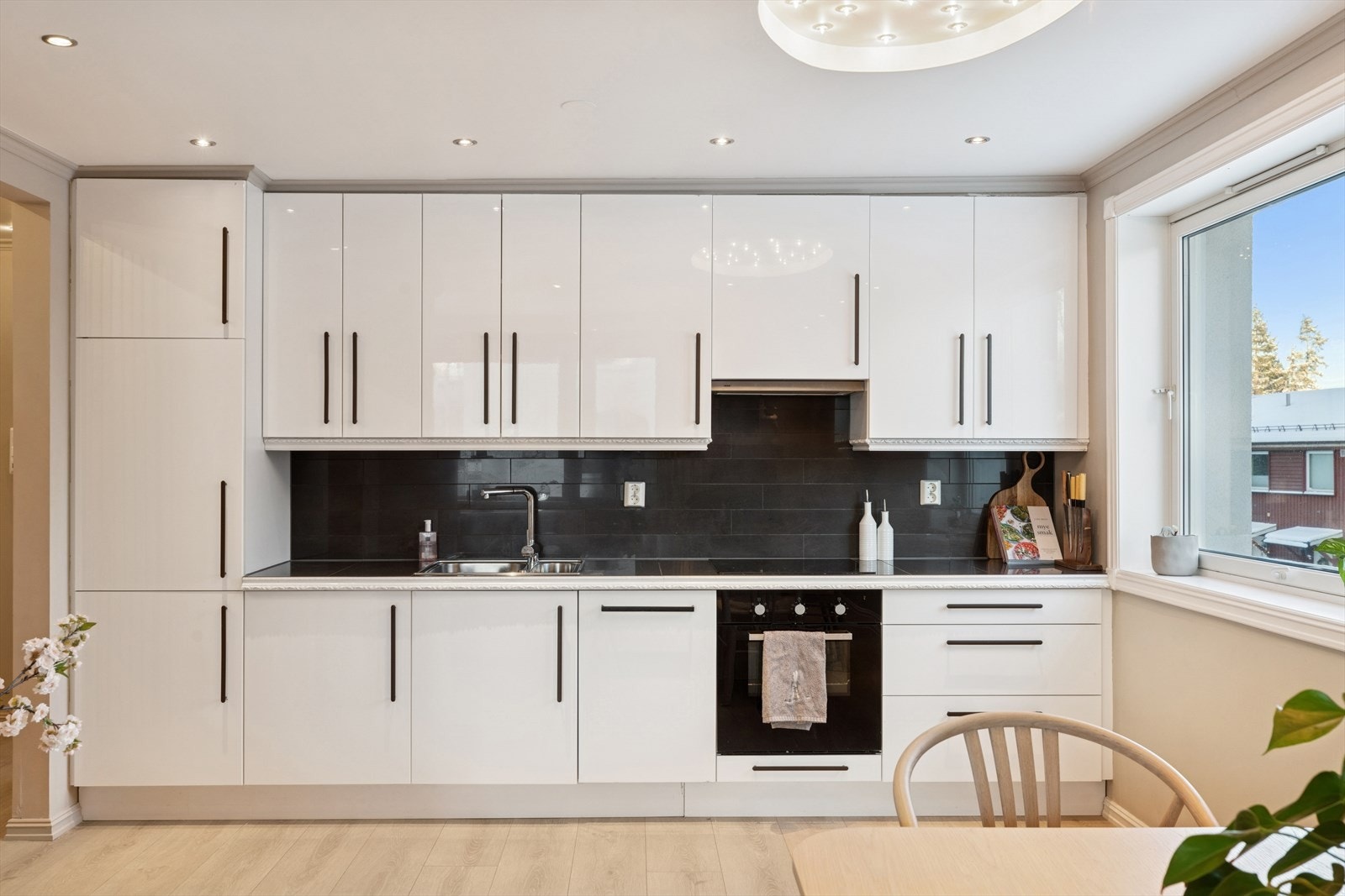 Kjøkkenet er utstyrt med integrert induksjonstopp, stekeovn, oppvaskmaskin samt kombinert kjøle-/fryseskap. Galleribilde