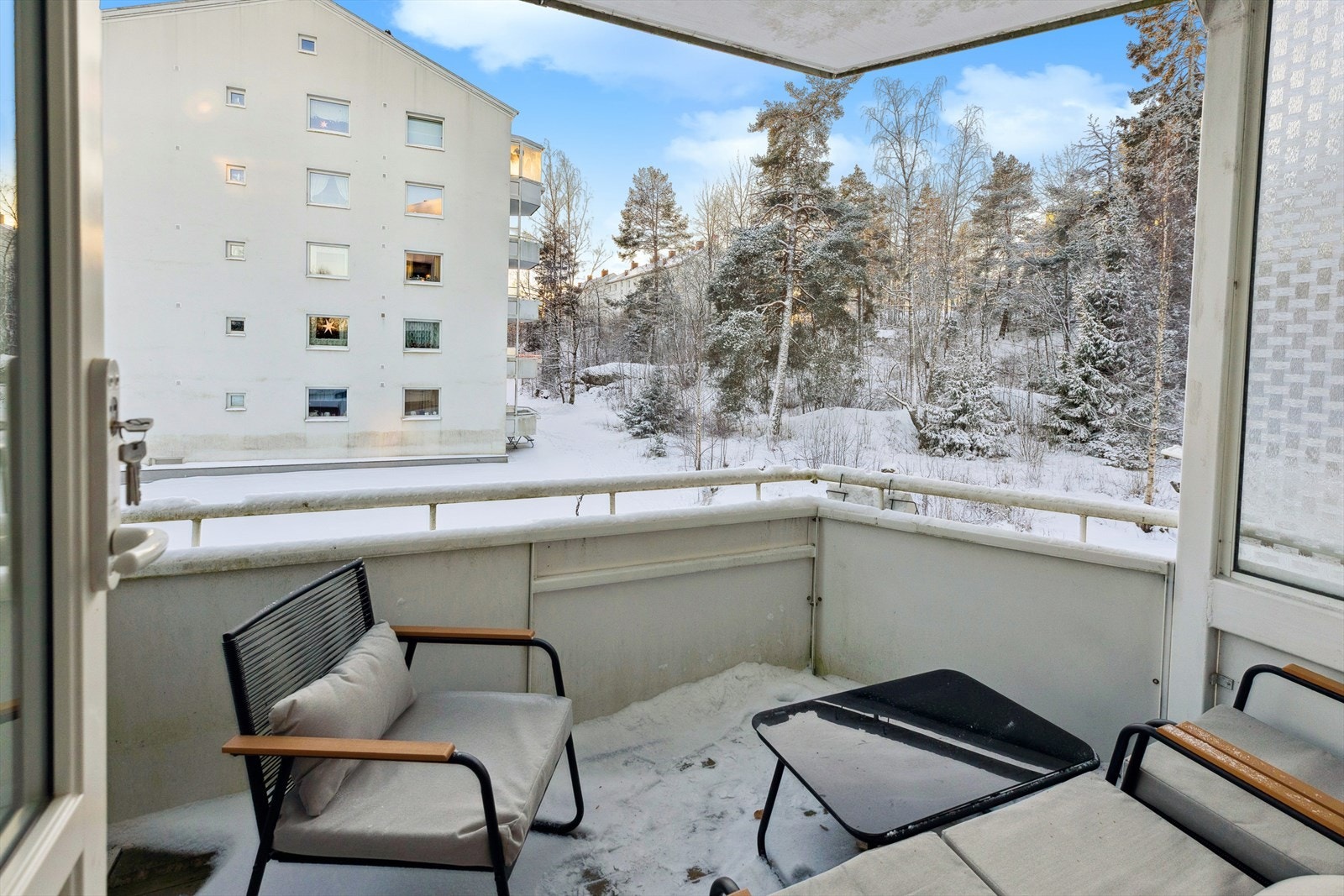 Fra stuen er det utgang til en sydvendt balkong på 6 kvm. Galleribilde