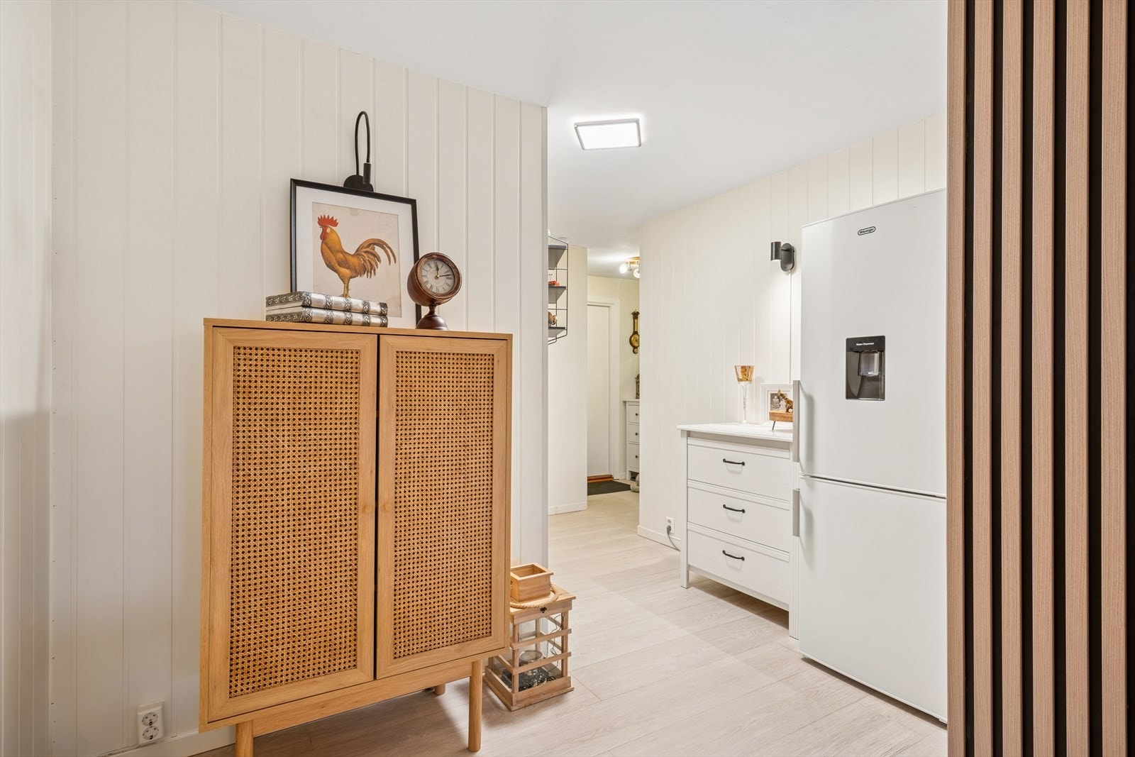 Kombiskapet med vanndispenser er praktisk plassert i tilknytning til kjøkkenet. Galleribilde