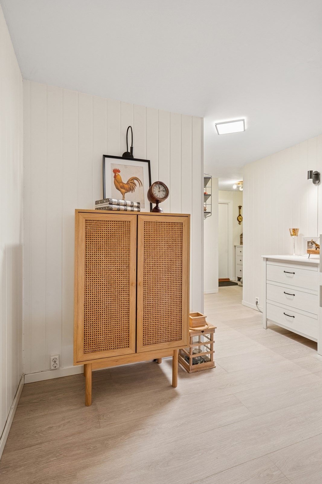 Fra entreen ledes du videre inn i leilighetens øvrige rom. Galleribilde