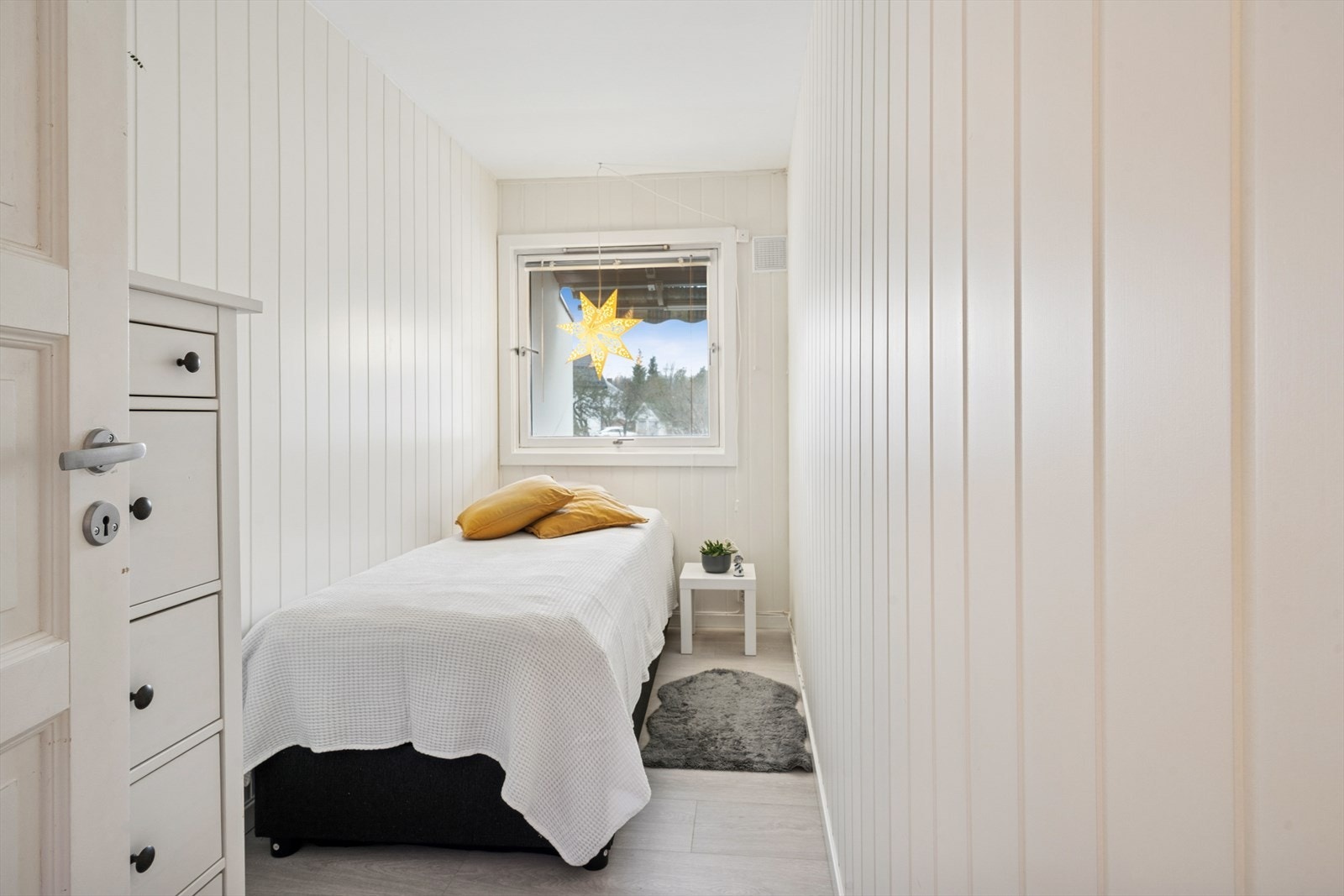 Rommet er holdt i nøytrale farger og har panel på veggene. Galleribilde