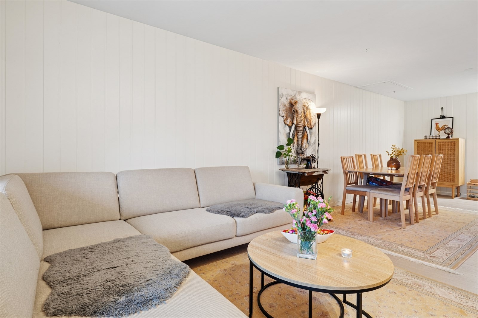 Stuen er et sentralt samlingspunkt med god plass til en romslig sofagruppe. Galleribilde