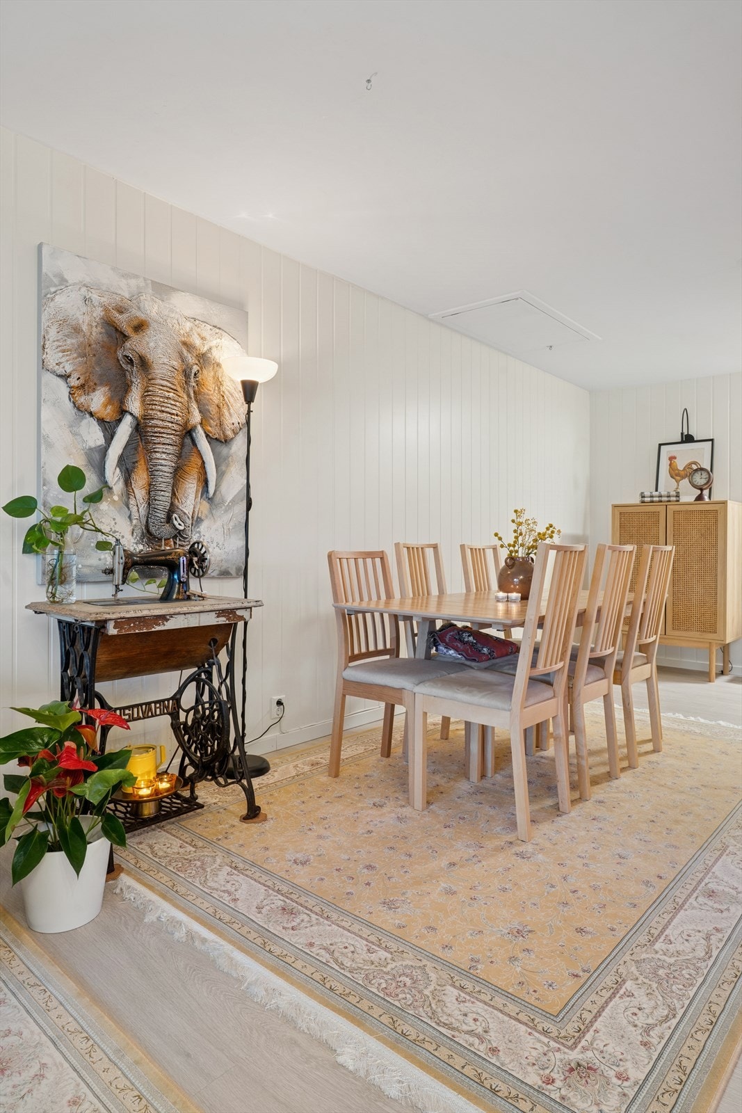 I den åpne løsningen er det en naturlig plass for spisebord i tilknytning til kjøkkenet. Galleribilde