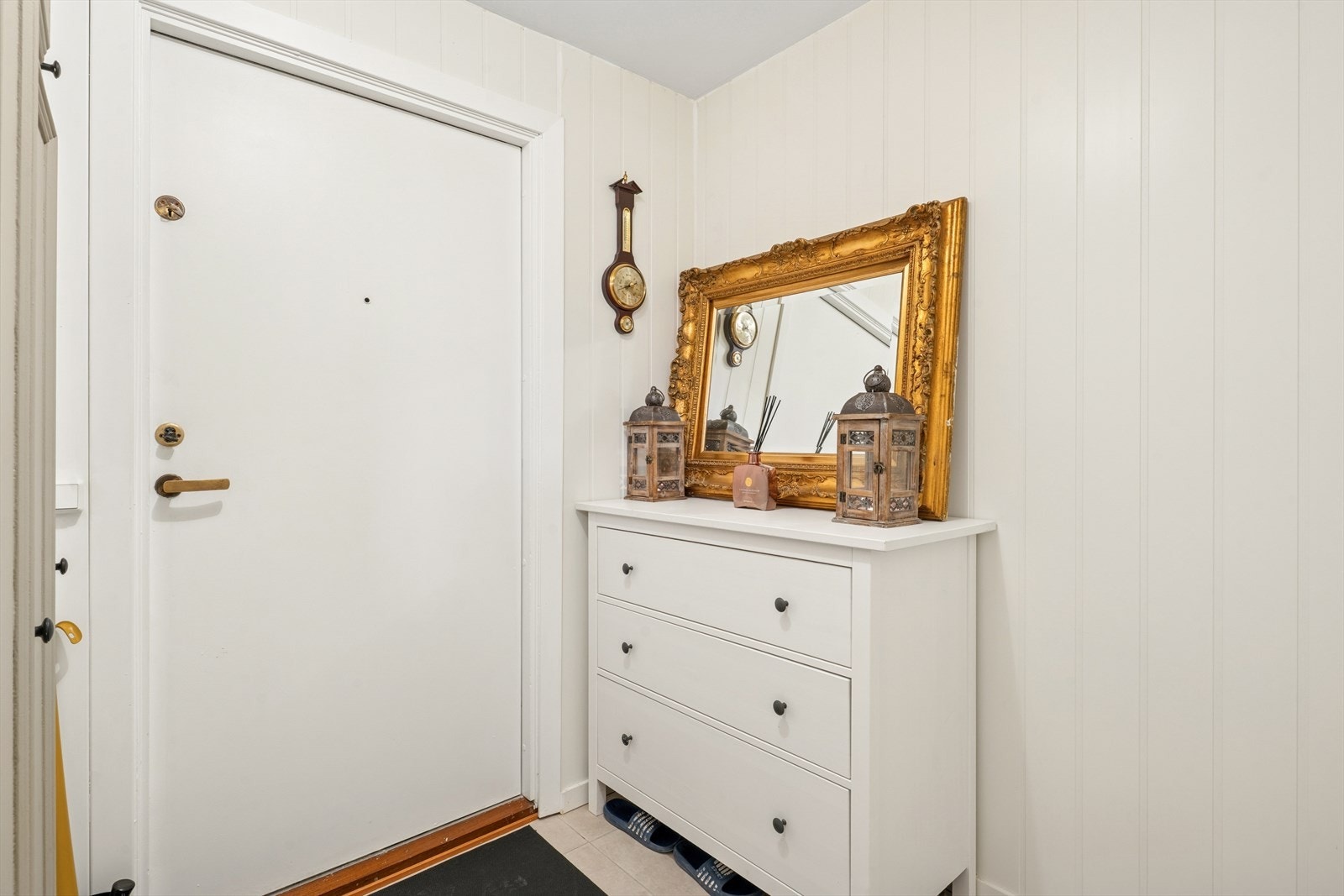 Du ønskes velkommen inn i en lys entré med plass til oppbevaring. Galleribilde