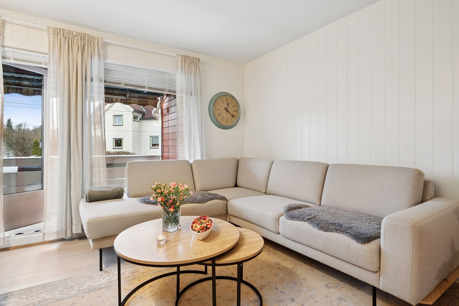 Fra stuen er det direkte utgang til en privat og overbygget uteplass. Galleribilde