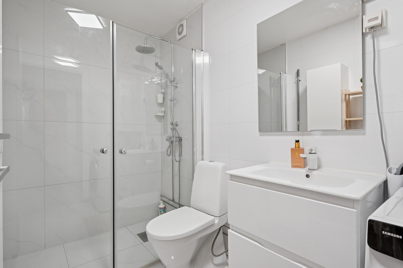 Dusjhjørnet har innfellbare glassdører som frigjør gulvplass når dusjen ikke er i bruk. Galleribilde