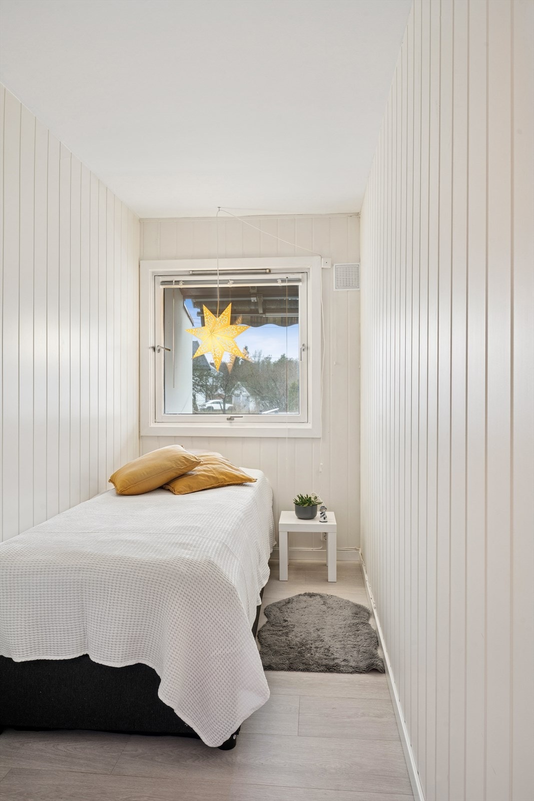 Leilighetens soverom har nok plass til seng og nattbord. Galleribilde