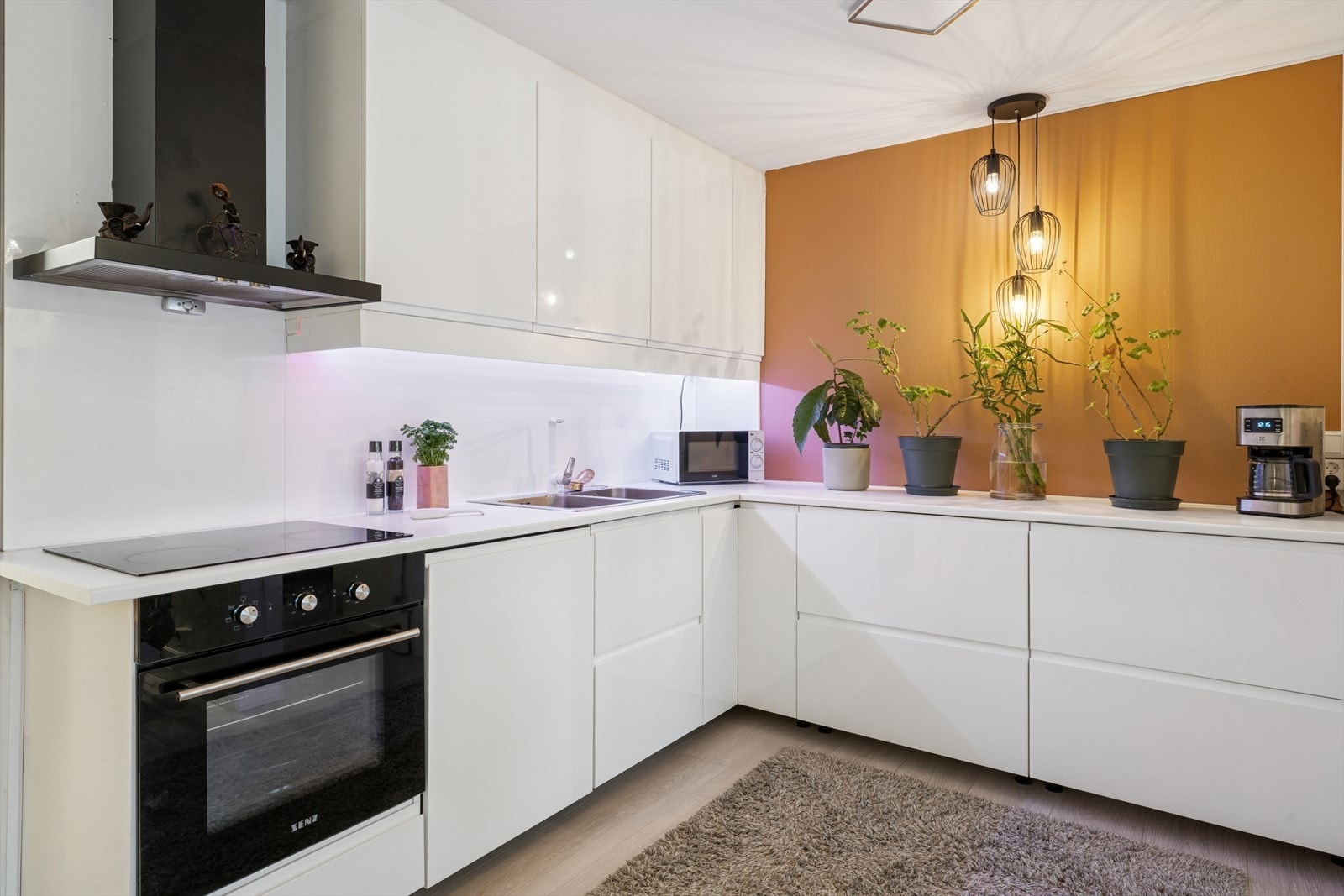 Kjøkkenet er utstyrt med integrert stekeovn og koketopp. Galleribilde