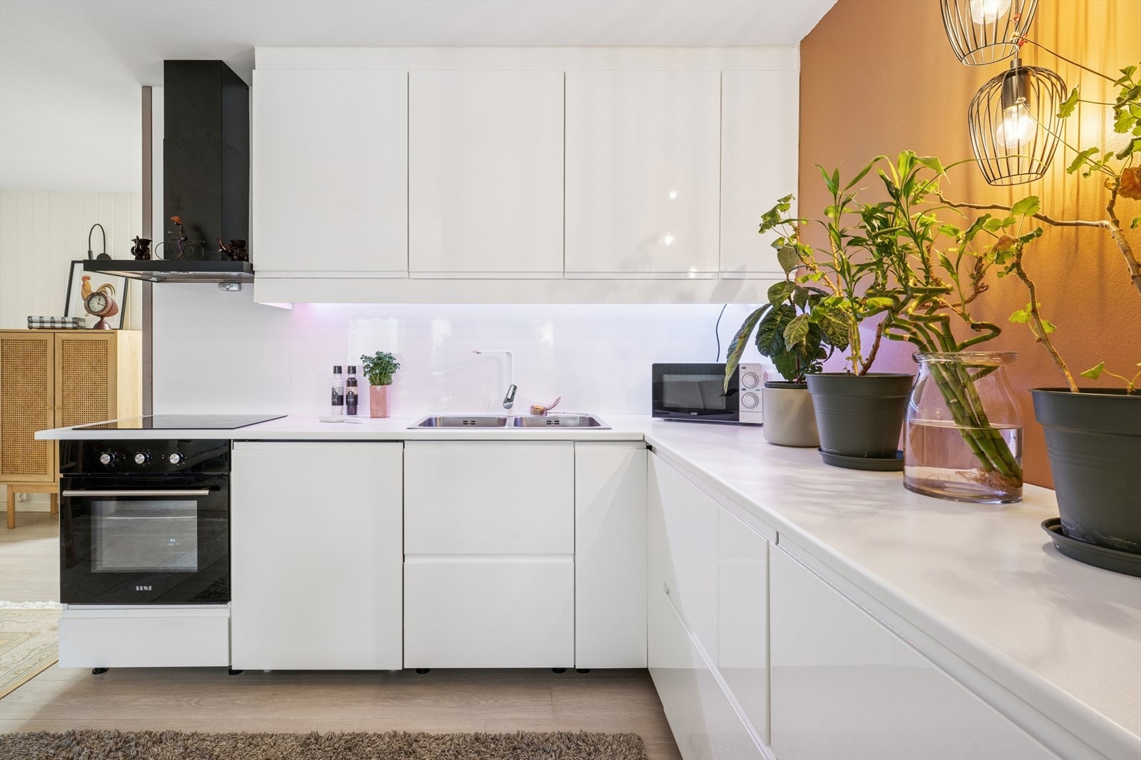 Kjøkkeninnredningen byr på gode lagringsmuligheter i både skuffer og overskap. Galleribilde