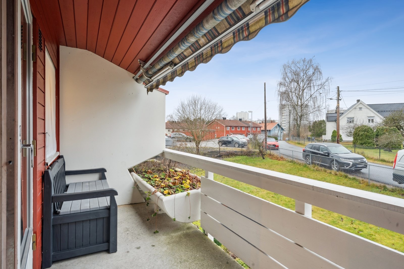 Uteplassen fungerer som en fin forlengelse av stuen i sommerhalvåret. Galleribilde