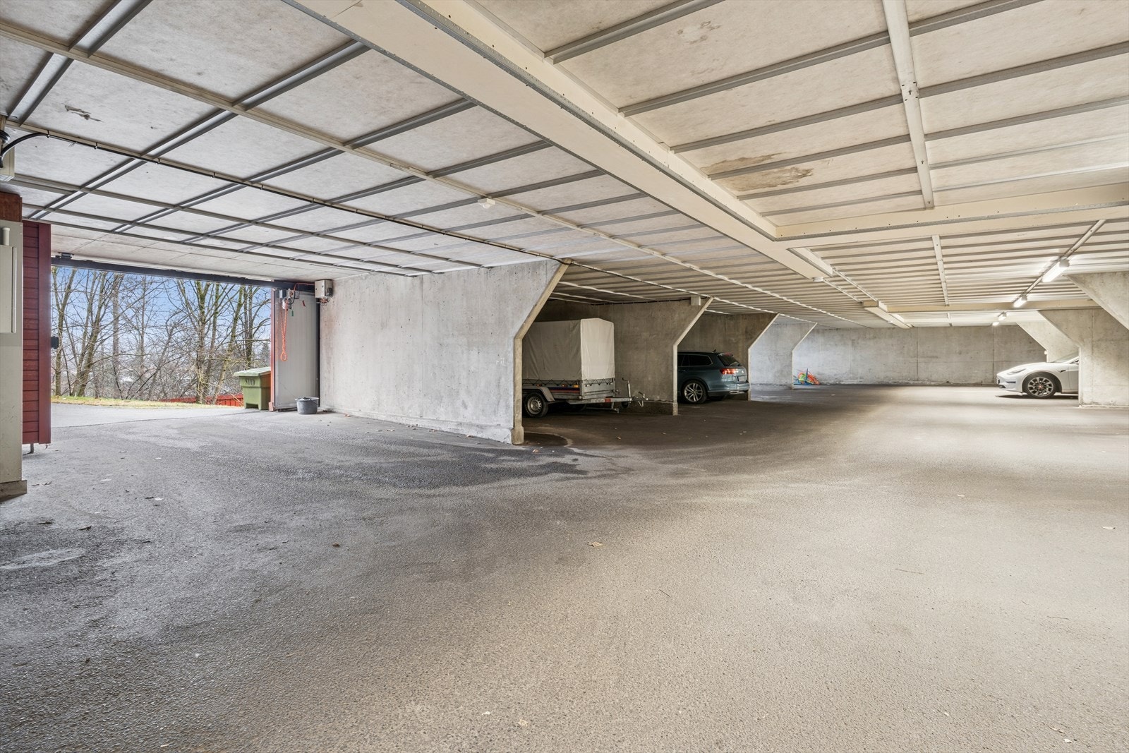 Det medfølger parkeringsplass i felles garasjeanlegg. Grorud T-banestasjon er i gangavstand. Galleribilde