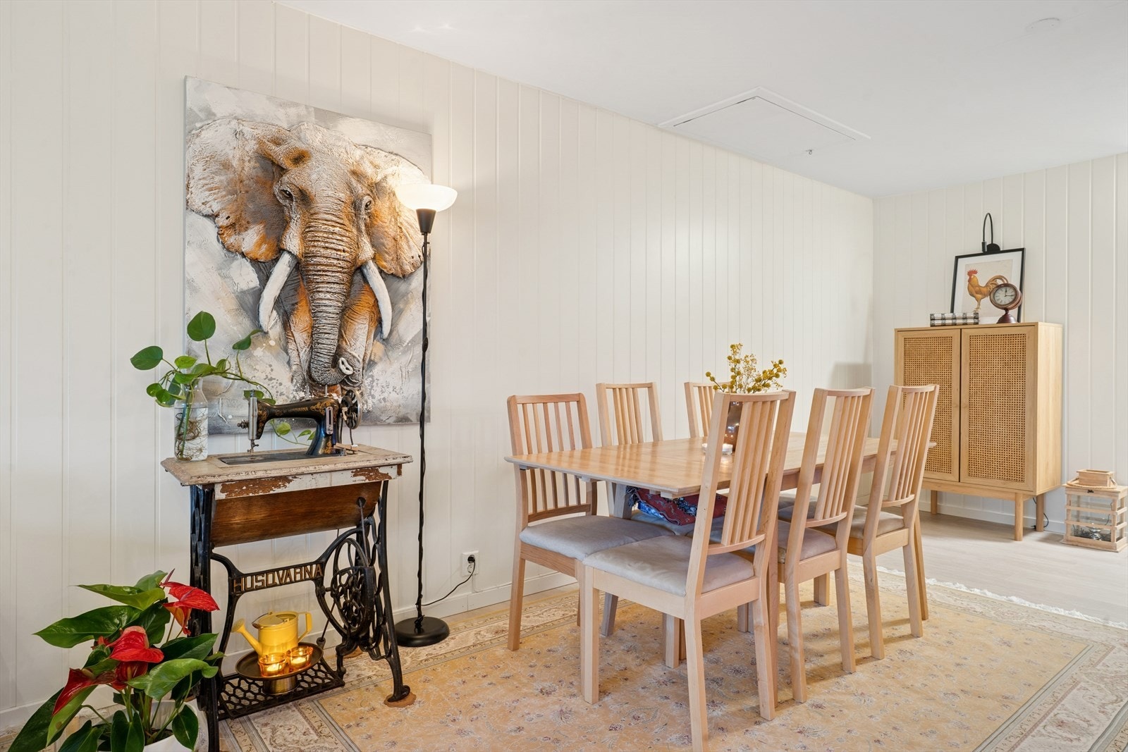 Spisestuen gir rom for et større spisebord for sosiale sammenkomster. Galleribilde