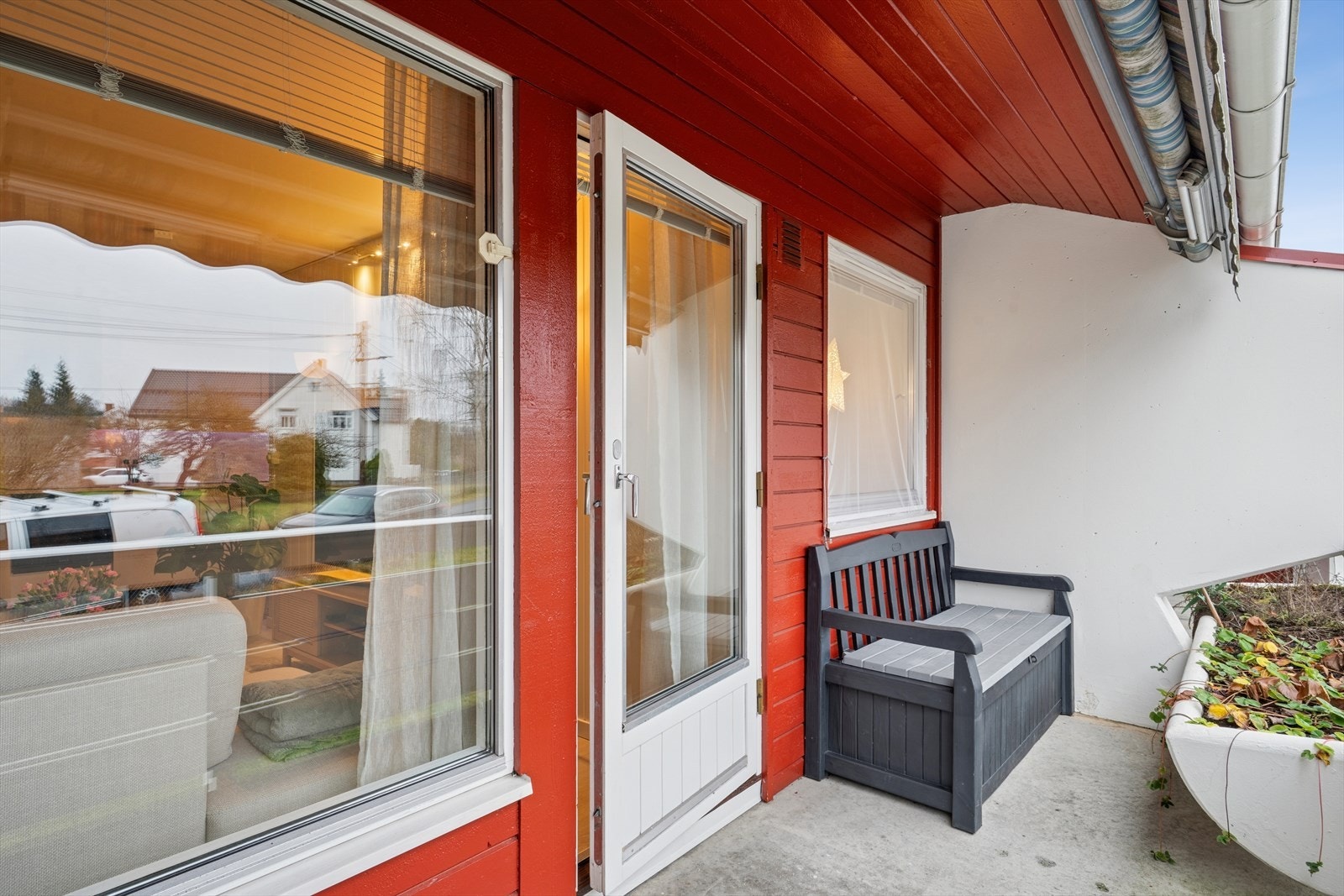 Den private uteplassen er delvis overbygget og har plass til en sittegruppe. Galleribilde