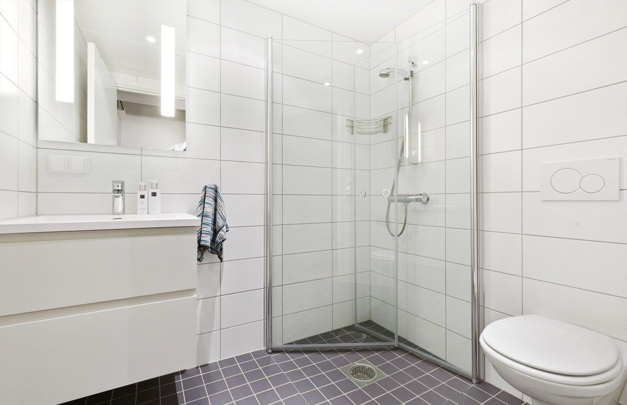 Bad 2 - pent flislagt bad med varmkebaler Galleribilde