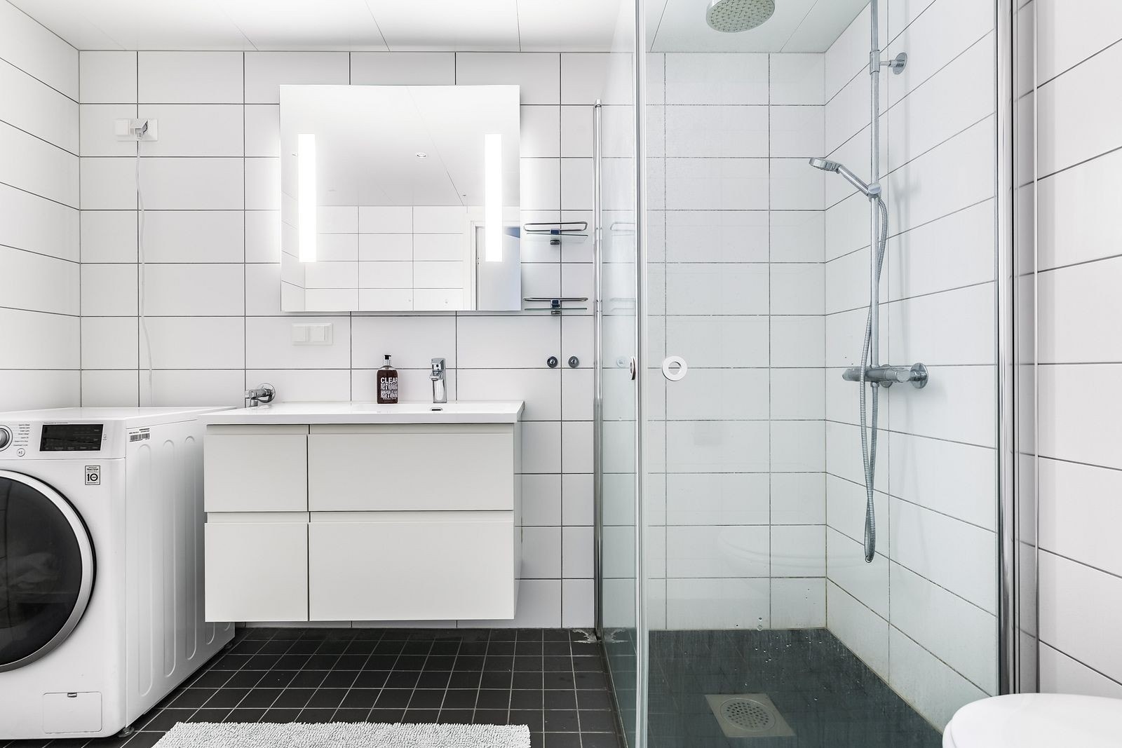 Pent flislagt bad med varmekabler. Vaskemaskin medfølger Galleribilde