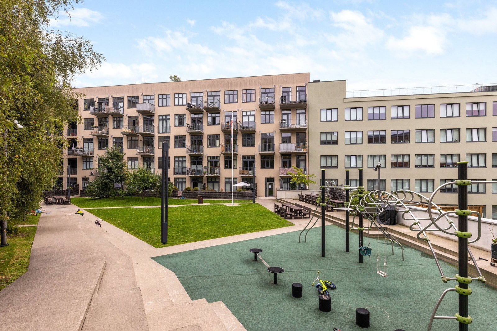 I bakgården finner du blant annet sykkelparkering, felles grill og lekestativer for de aller minste Galleribilde