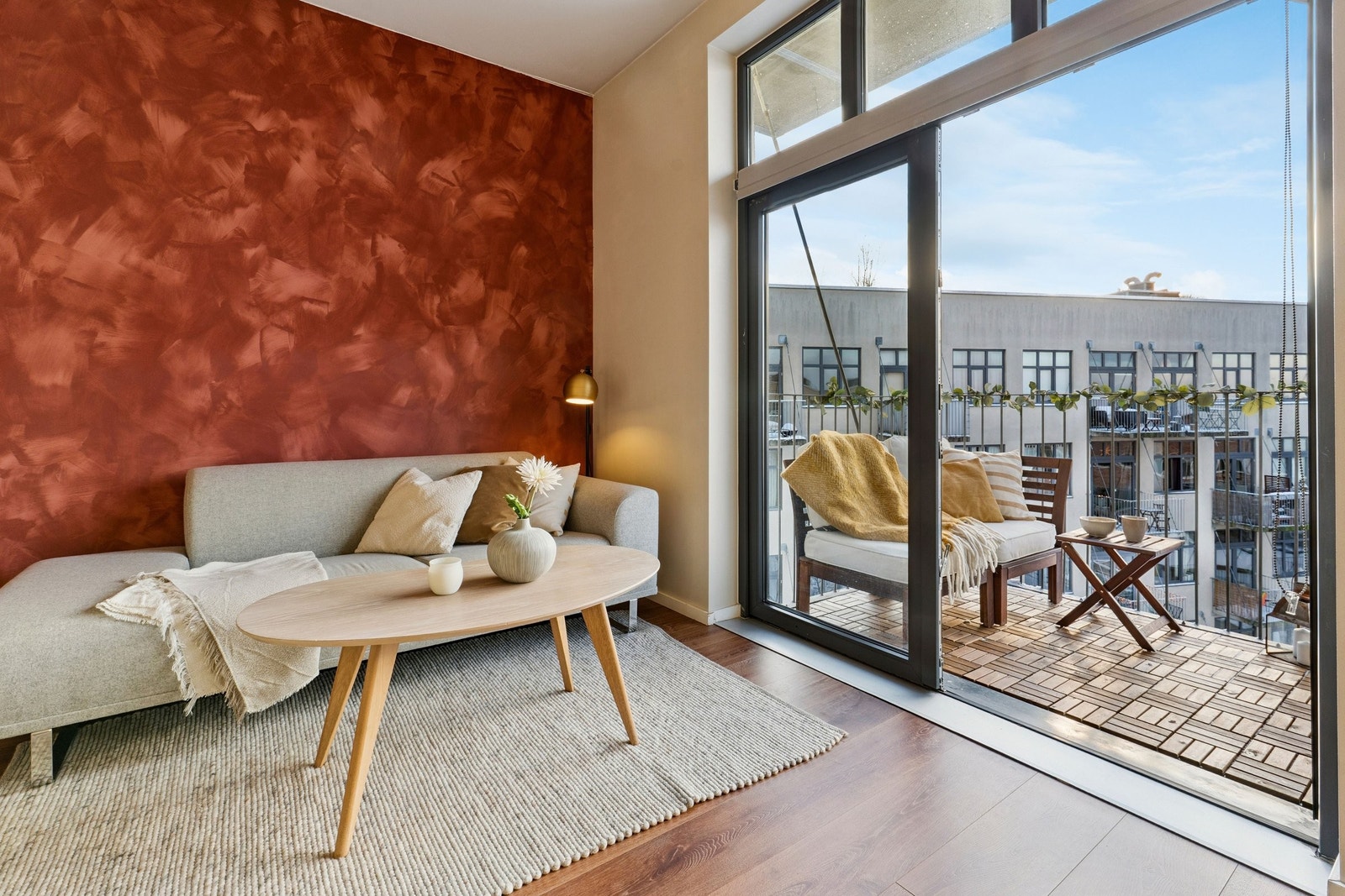 De doble balkongdørene kan slåes helt opp slik at Balkongen blir en naturlig del av stuen. Galleribilde