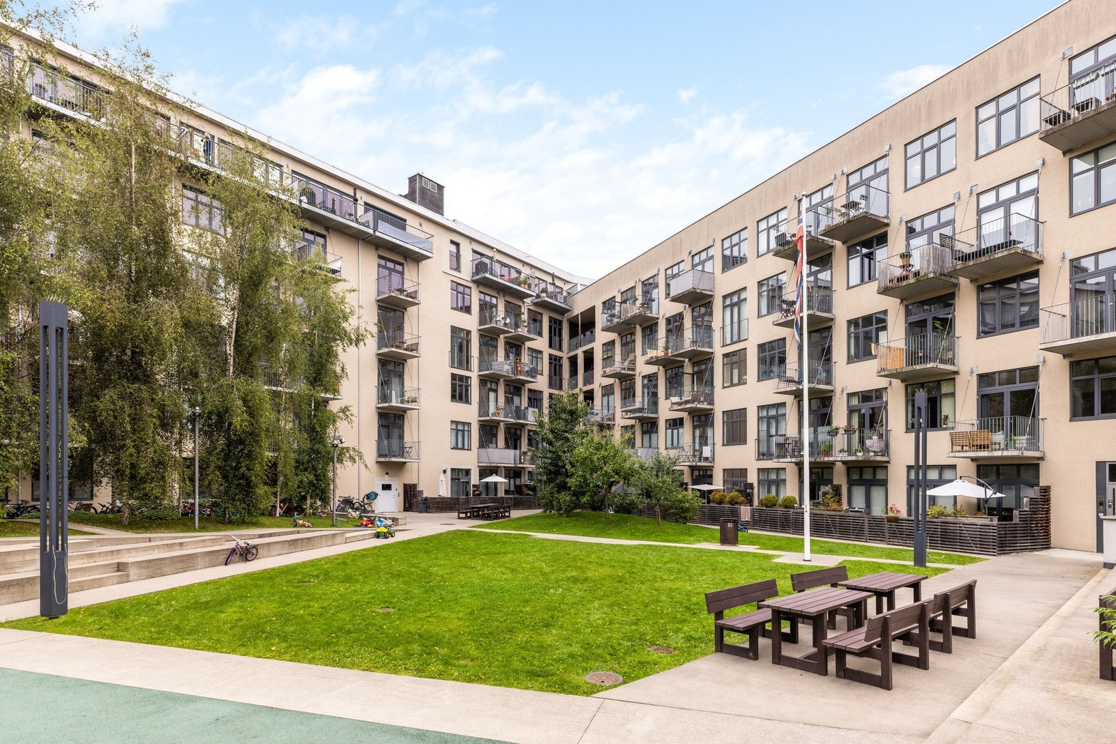 Balkongen vender ut mot sameiets skjermede bakgård Galleribilde