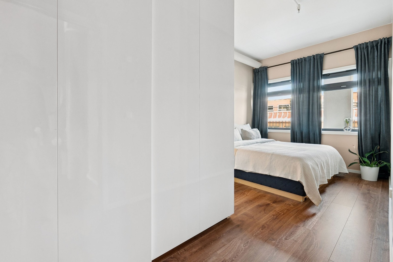 Stor skyvedørsgarderobe følger med Galleribilde