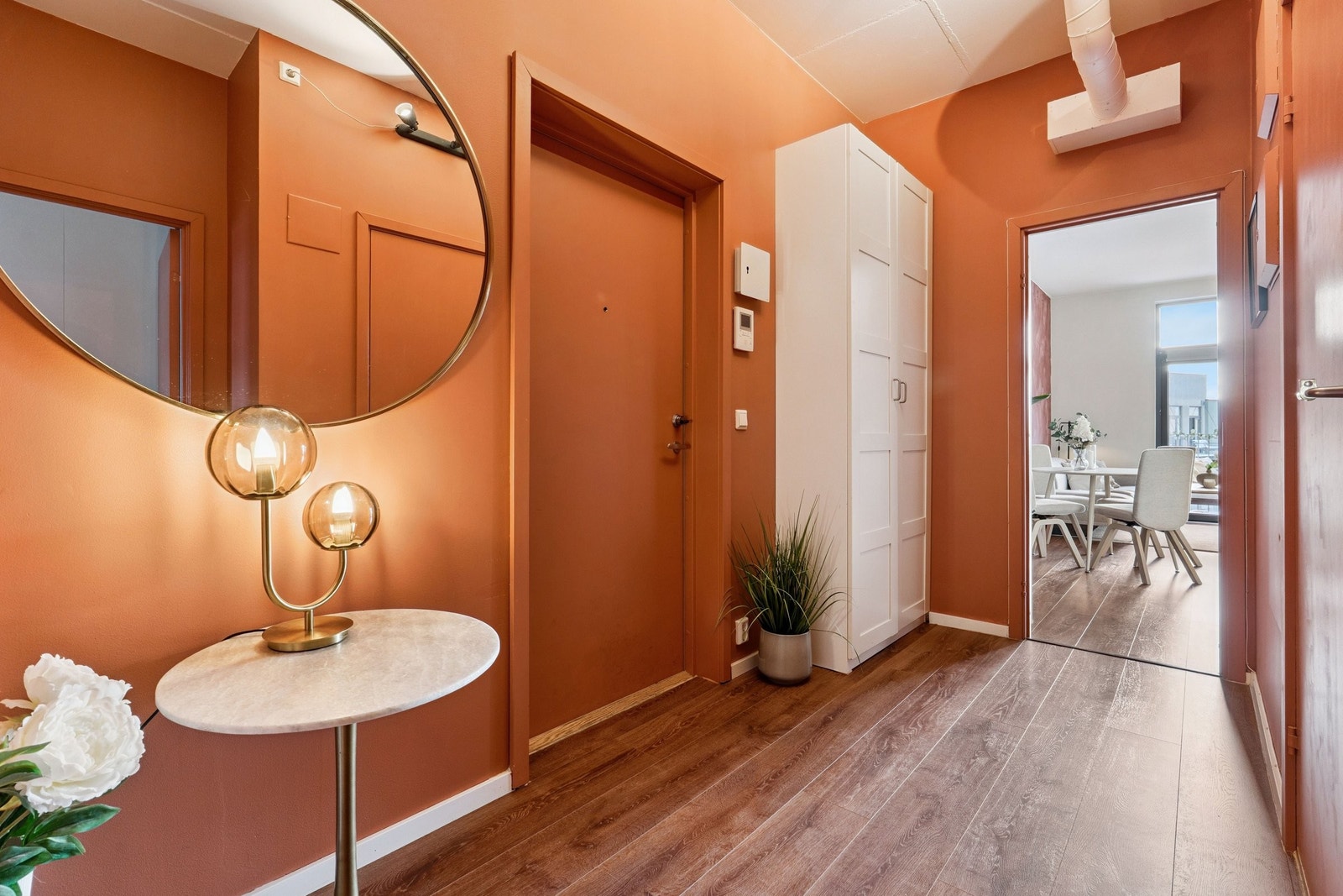 I entréen er det godt med lagringsplass. Galleribilde