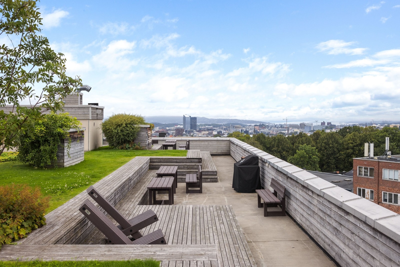En fantastisk felles takterasse med 360 grader utsikt over hele Oslo finner du en trapp opp fra leiligheten. Her er det blant annet utedusj og felles grill. Galleribilde