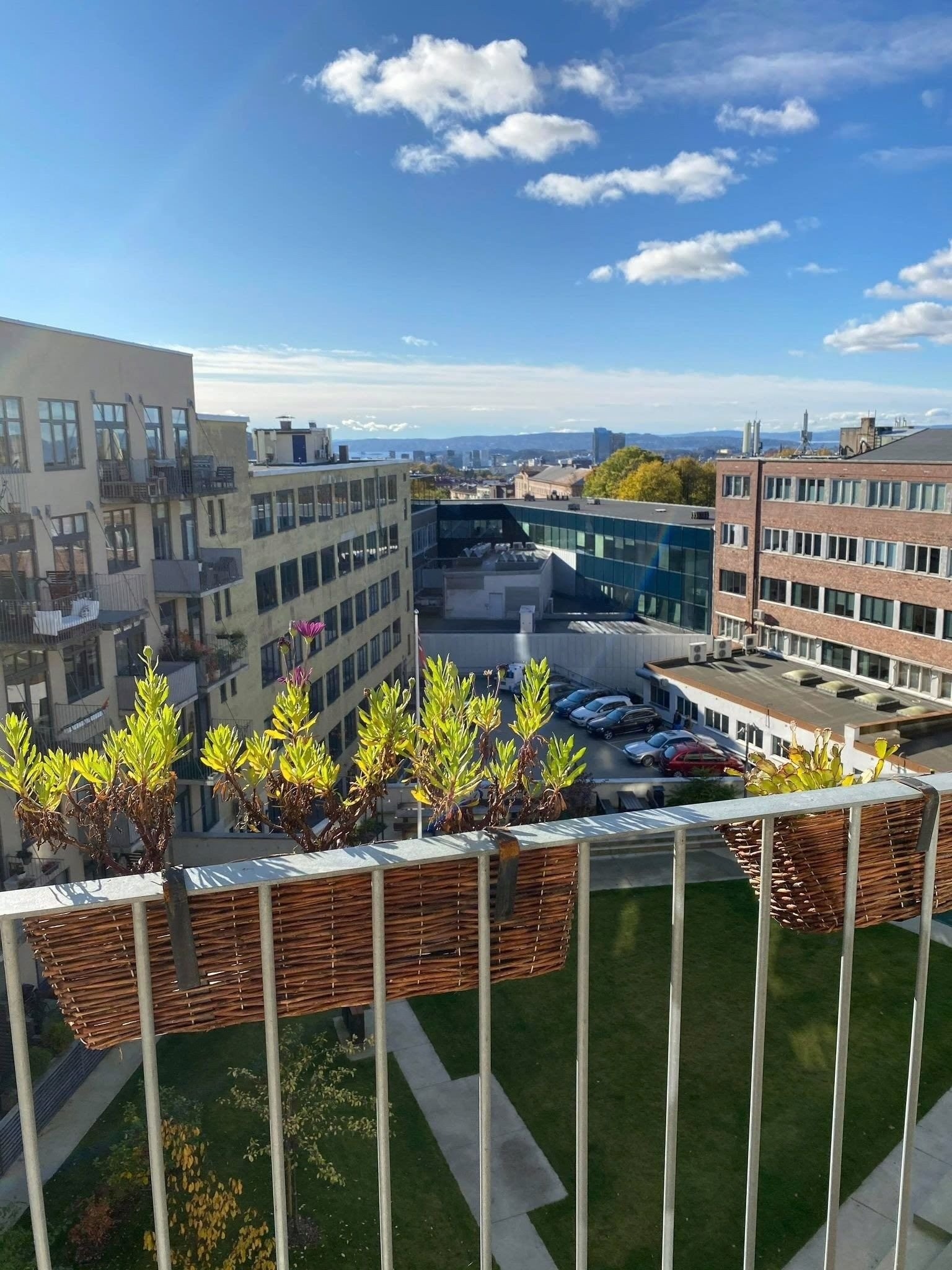 Utsikt fra leilighetens sørvestvendte balkong. Solen står på fra formiddag til kveld på sommerstid. Galleribilde