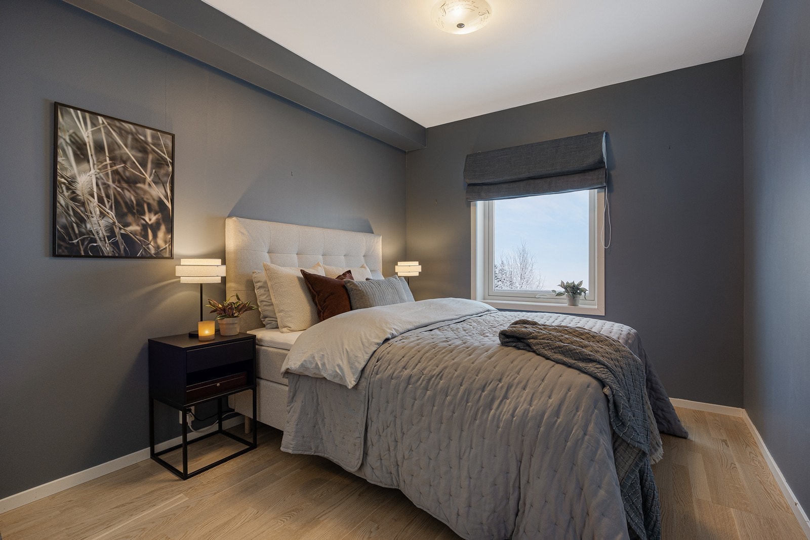 Hovedsoverommet ligger vegg i vegg med stuen og er malt i en behagelig blå nyanse. Galleribilde