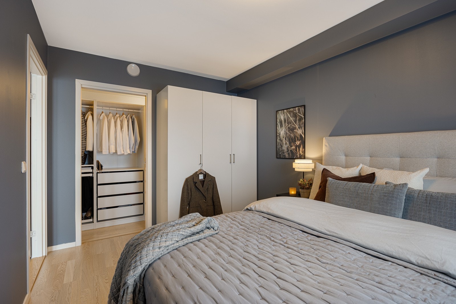 Rommet har rikelig med garderobeplass i skap og walk-in garderobe. Galleribilde