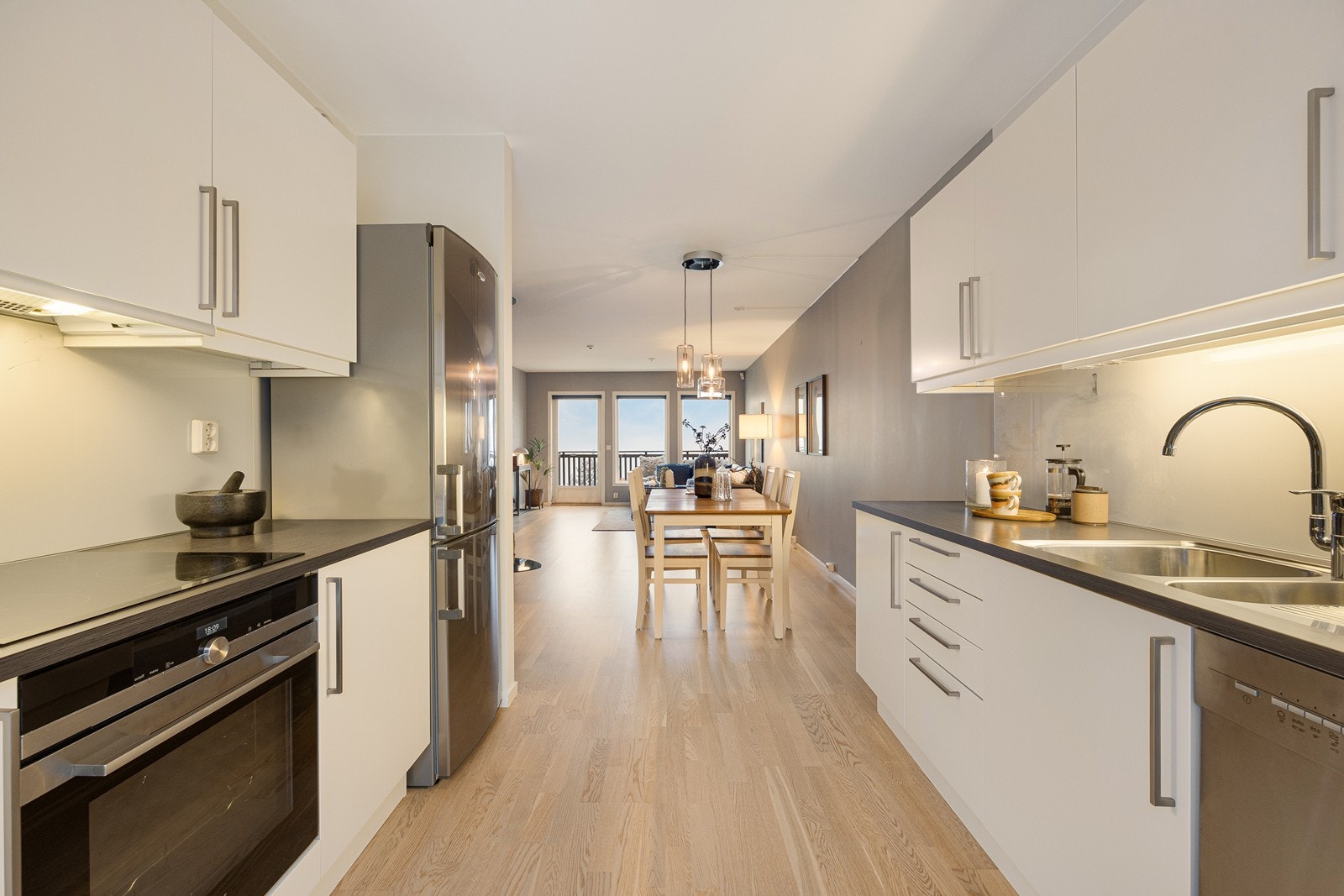 Kjøkkenet har en praktisk utforming. Galleribilde